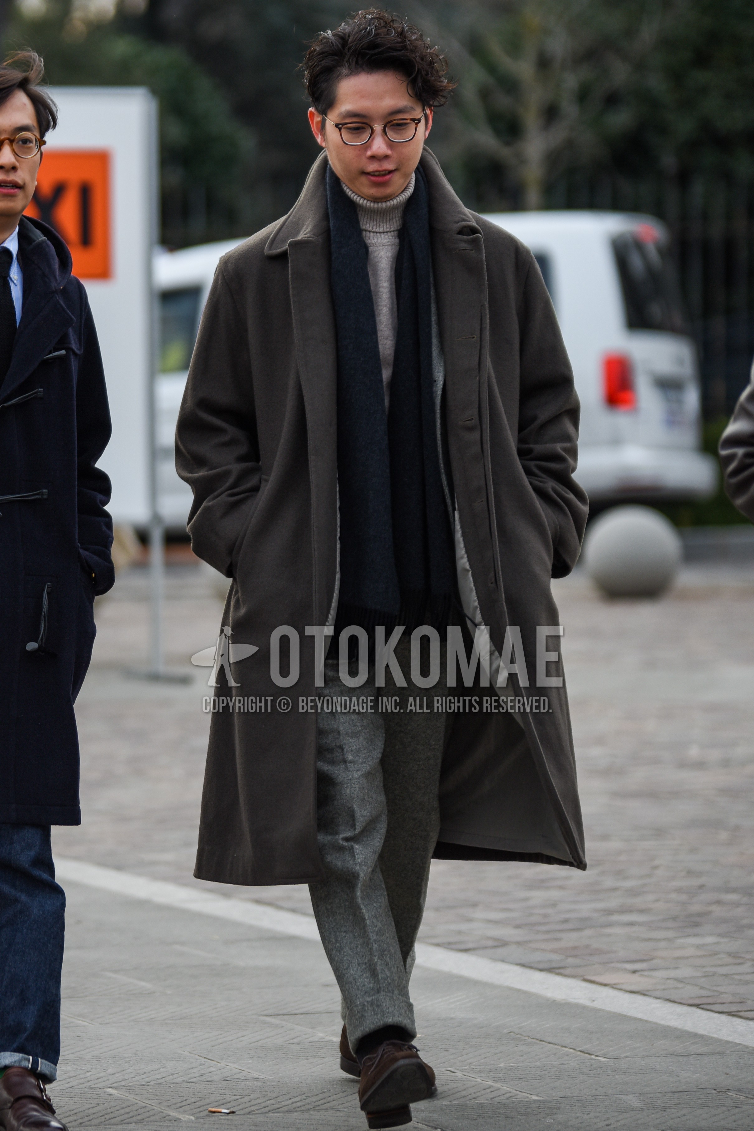 Men's autumn winter outfit with brown tortoiseshell glasses, black plain scarf, gray plain stenkarrer coat, gray plain turtleneck knit, gray plain slacks, brown straight-tip shoes leather shoes.