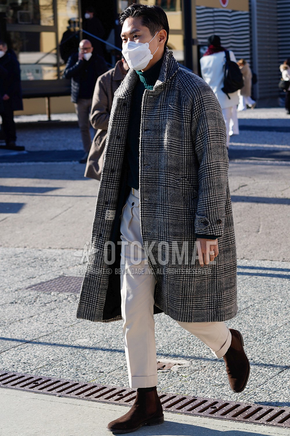Men's spring winter outfit with gray check stenkarrer coat, green plain turtleneck knit, white plain slacks, brown side-gore boots.