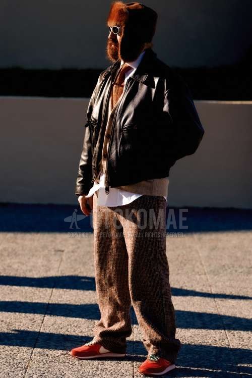 ブラウン無地のキャップ、シルバー無地のサングラス、黒無地のレザージャケット(ライダース以外)、黒無地のミリタリージャケット(MA-1、M-65以外)、無地のシャツ、ベージュ無地のカーディガン、ブラウンチェックのスラックス、ブラウンチェックの冬パンツ(コーデュロイ,ベロア)、ナイキのオレンジローカットのスニーカー、オレンジ無地のネクタイを合わせた冬春のメンズコーデ・着こなし。
