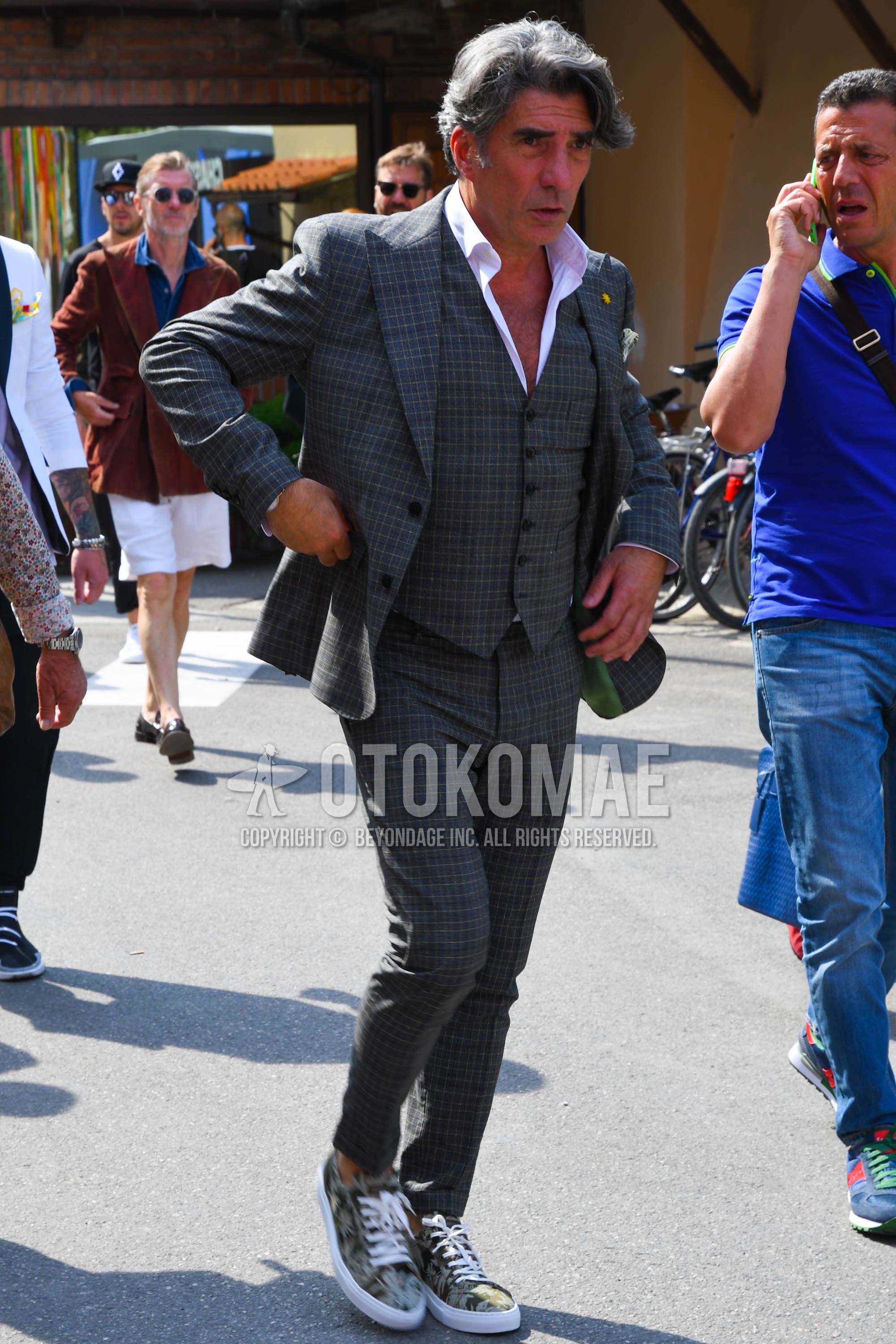 Men's spring summer autumn outfit with white plain shirt, multi-color low-cut sneakers, gray check three-piece suit.