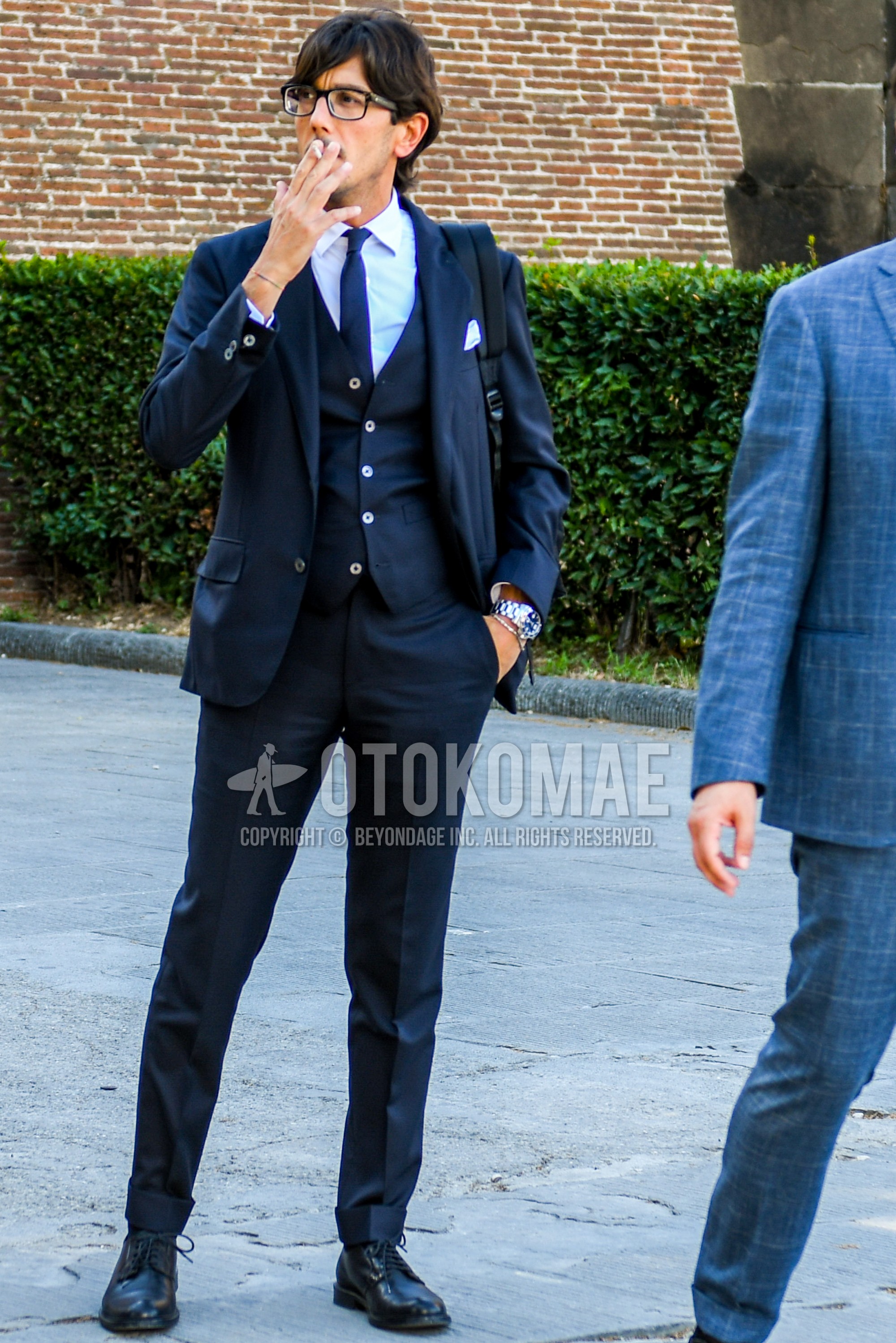 Men's spring summer autumn outfit with plain glasses, black plain toe leather shoes, navy plain three-piece suit, navy plain necktie.