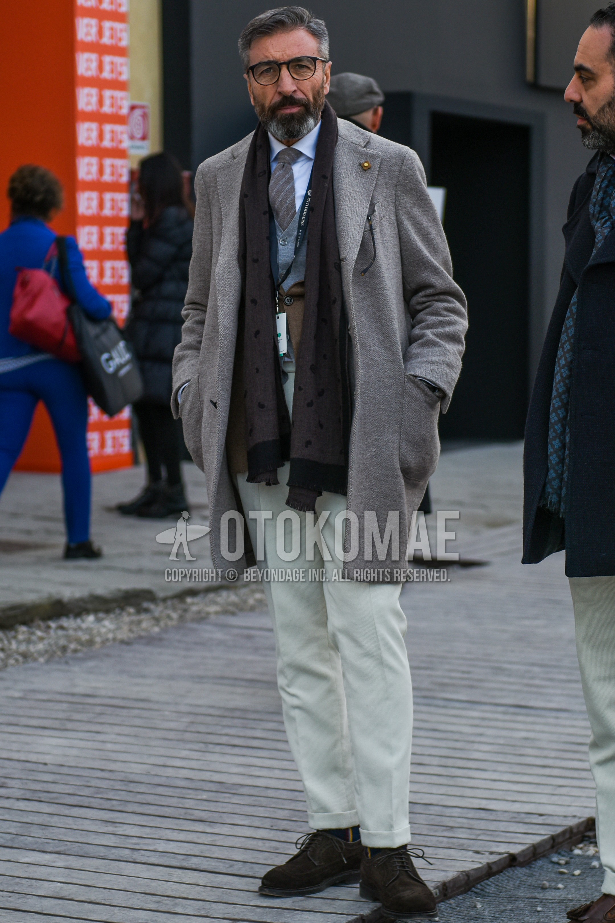 Men's autumn winter outfit with black plain glasses, gray scarf scarf, gray plain chester coat, white plain shirt, white plain slacks, black plain socks, brown wing-tip shoes leather shoes.