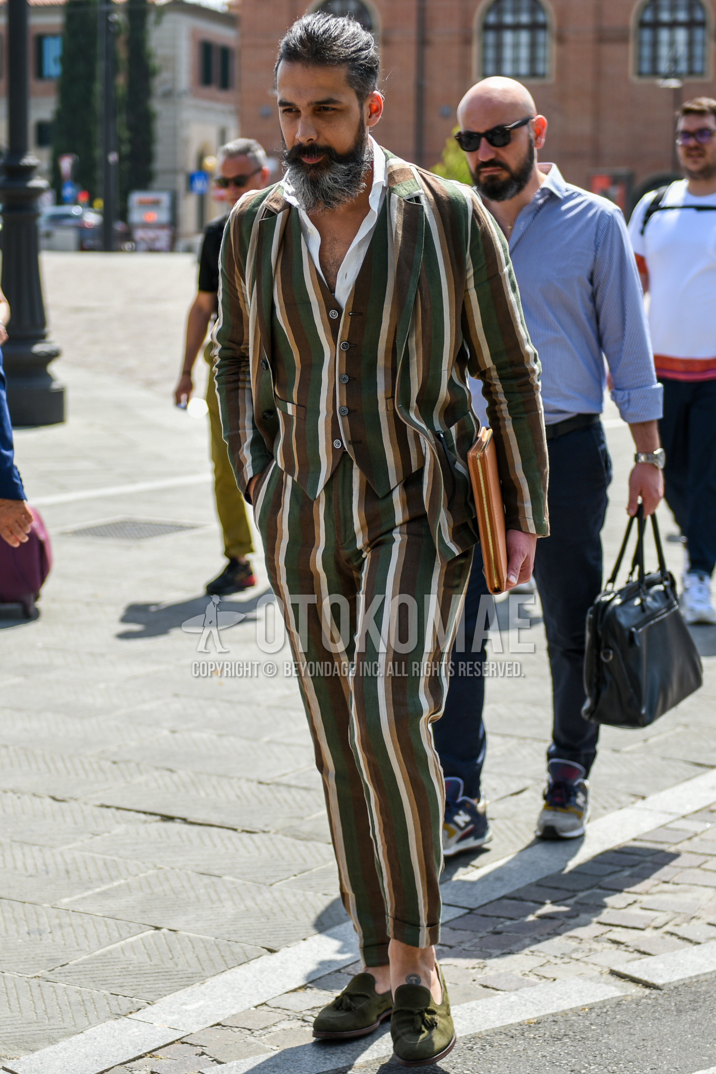 Men's spring autumn outfit with white plain shirt, green tassel loafers leather shoes, brown plain clutch bag/second bag/drawstring bag, green stripes suit.