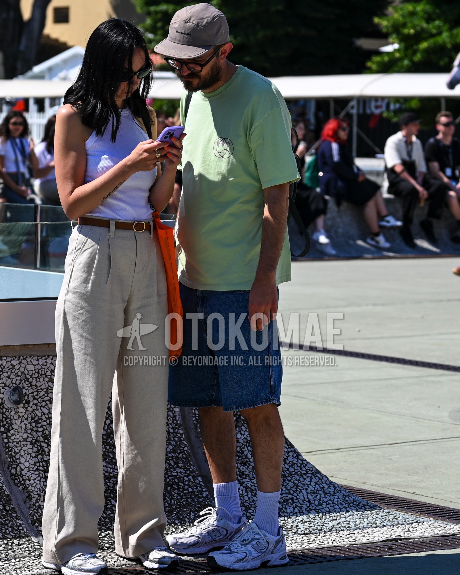 Men's spring summer outfit with gray one point baseball cap, green one point t-shirt, light blue plain short pants, white plain socks, light blue low-cut sneakers.