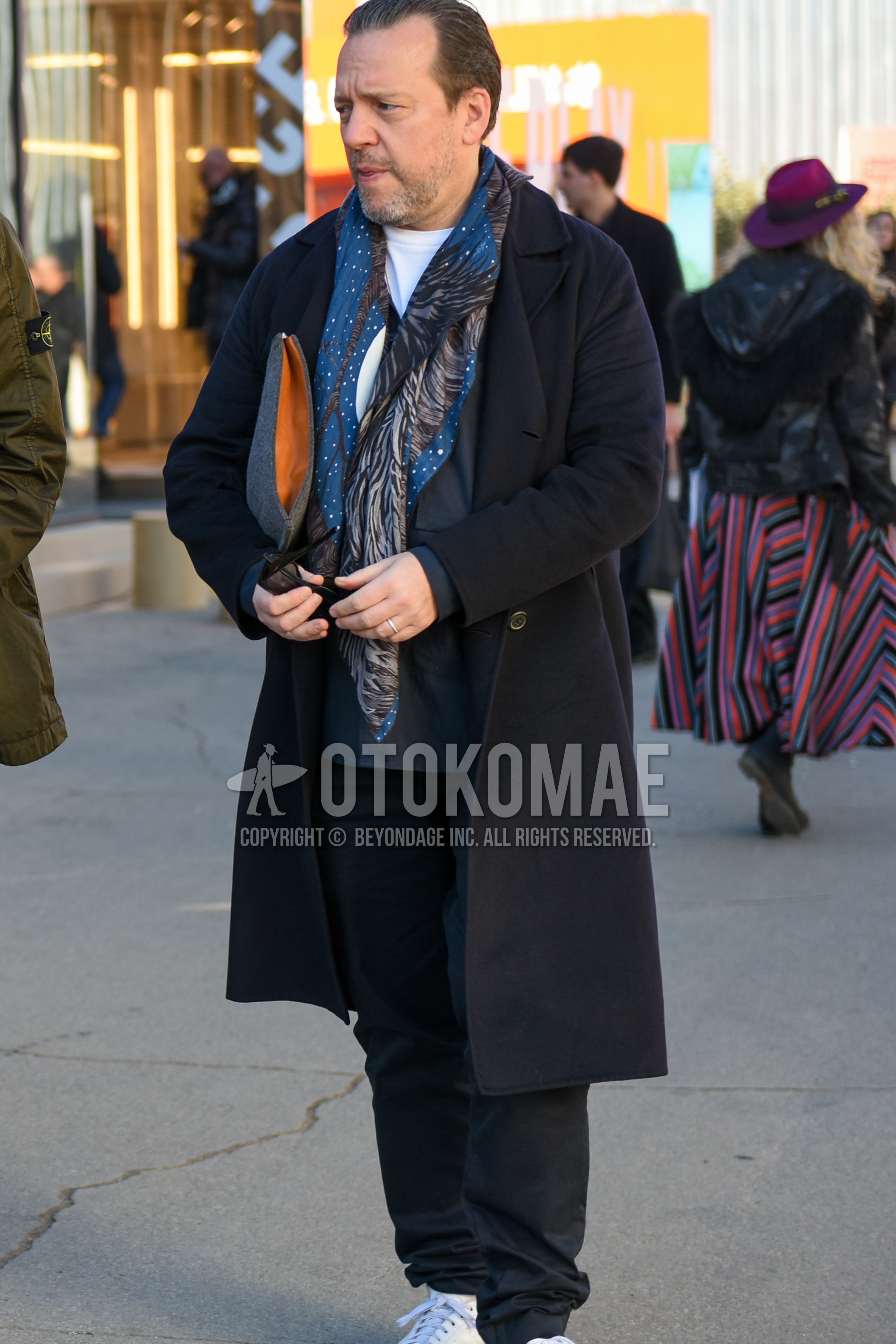 Men's autumn winter outfit with multi-color scarf scarf, black plain stenkarrer coat, dark gray plain slacks.