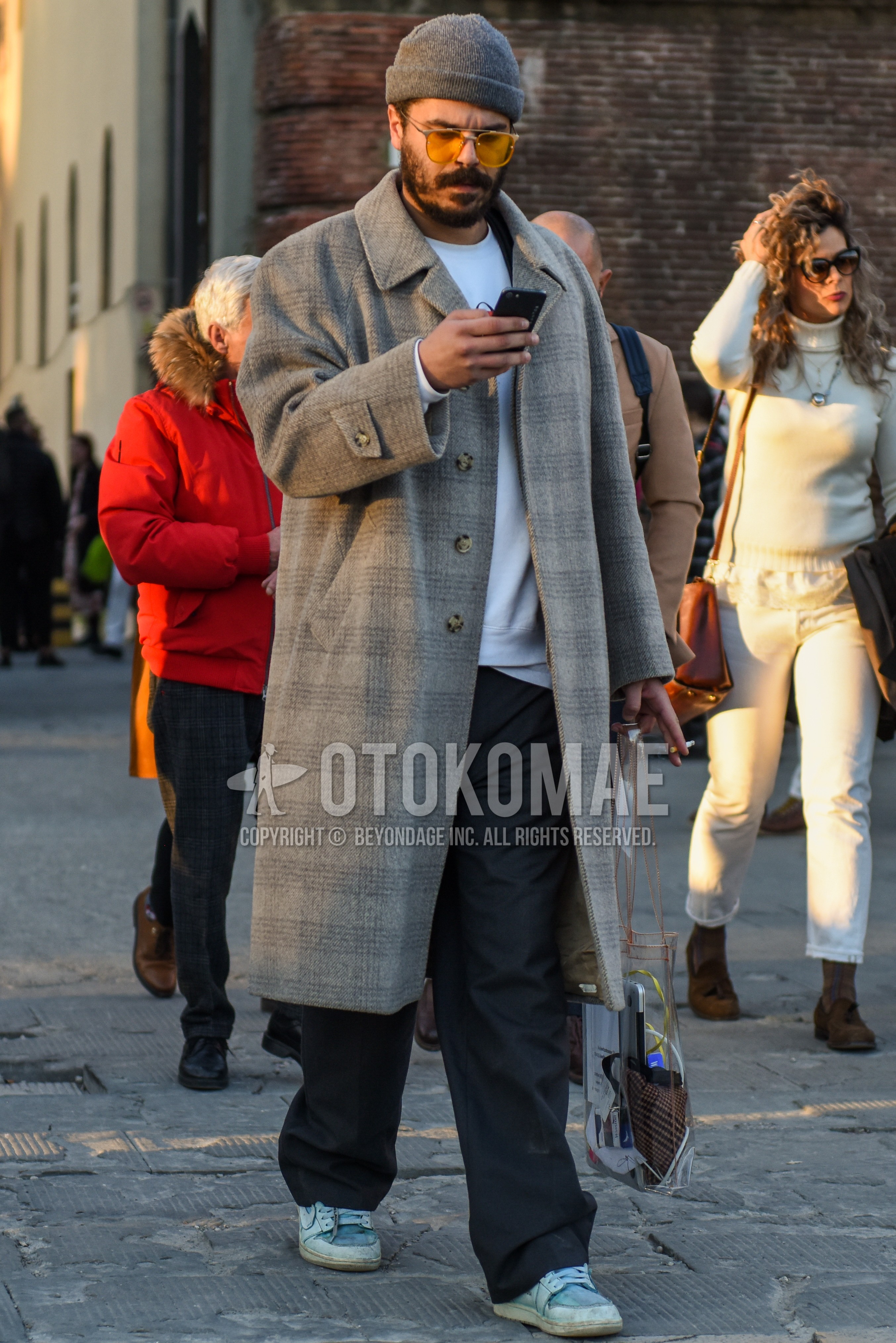 Men's autumn winter outfit with gray plain knit cap, gold plain sunglasses, gray check stenkarrer coat, white plain sweatshirt, gray plain slacks, white low-cut sneakers.