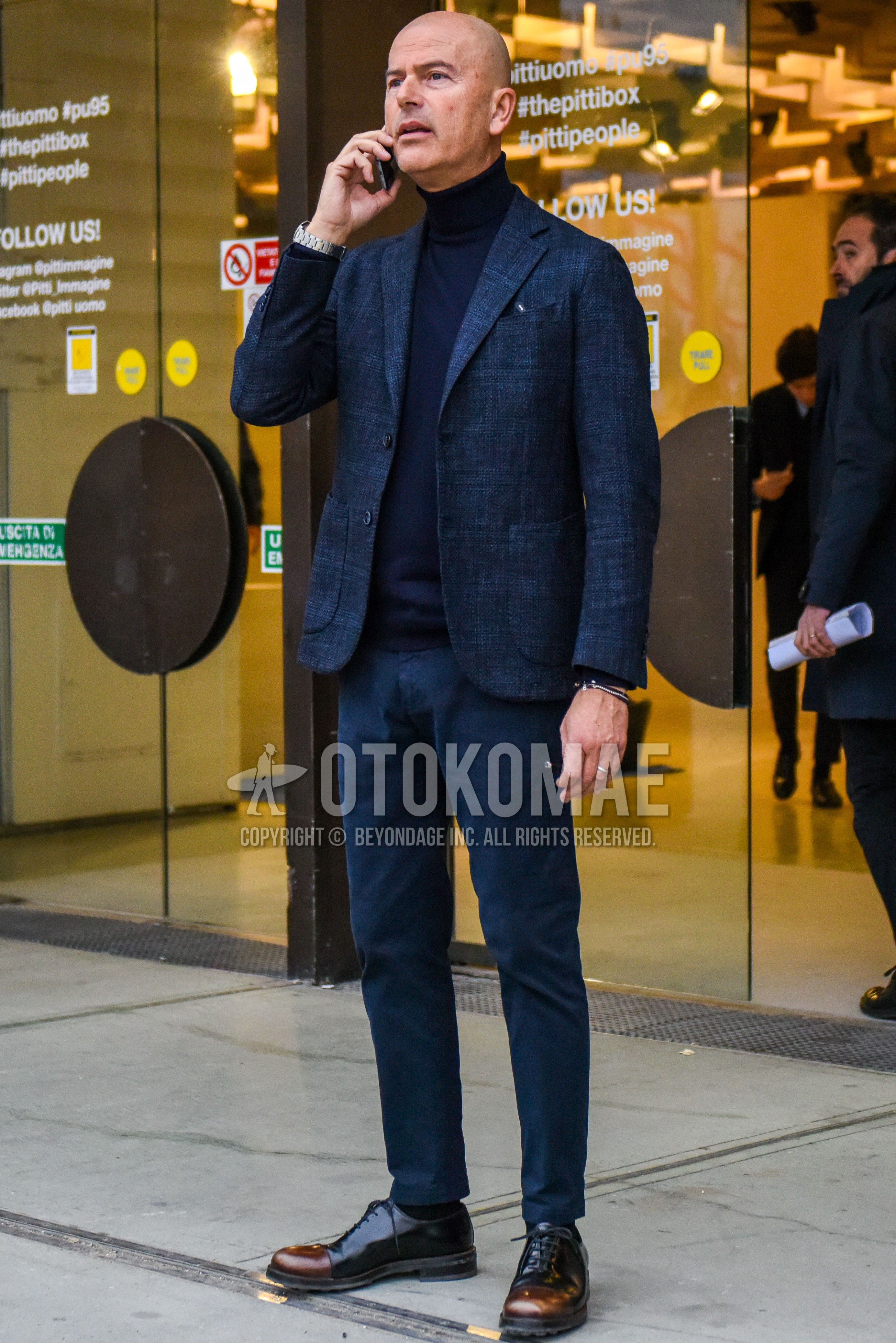 Men's spring autumn outfit with navy outerwear tailored jacket, navy plain turtleneck knit, black plain cotton pants, black plain socks, black brown straight-tip shoes leather shoes.