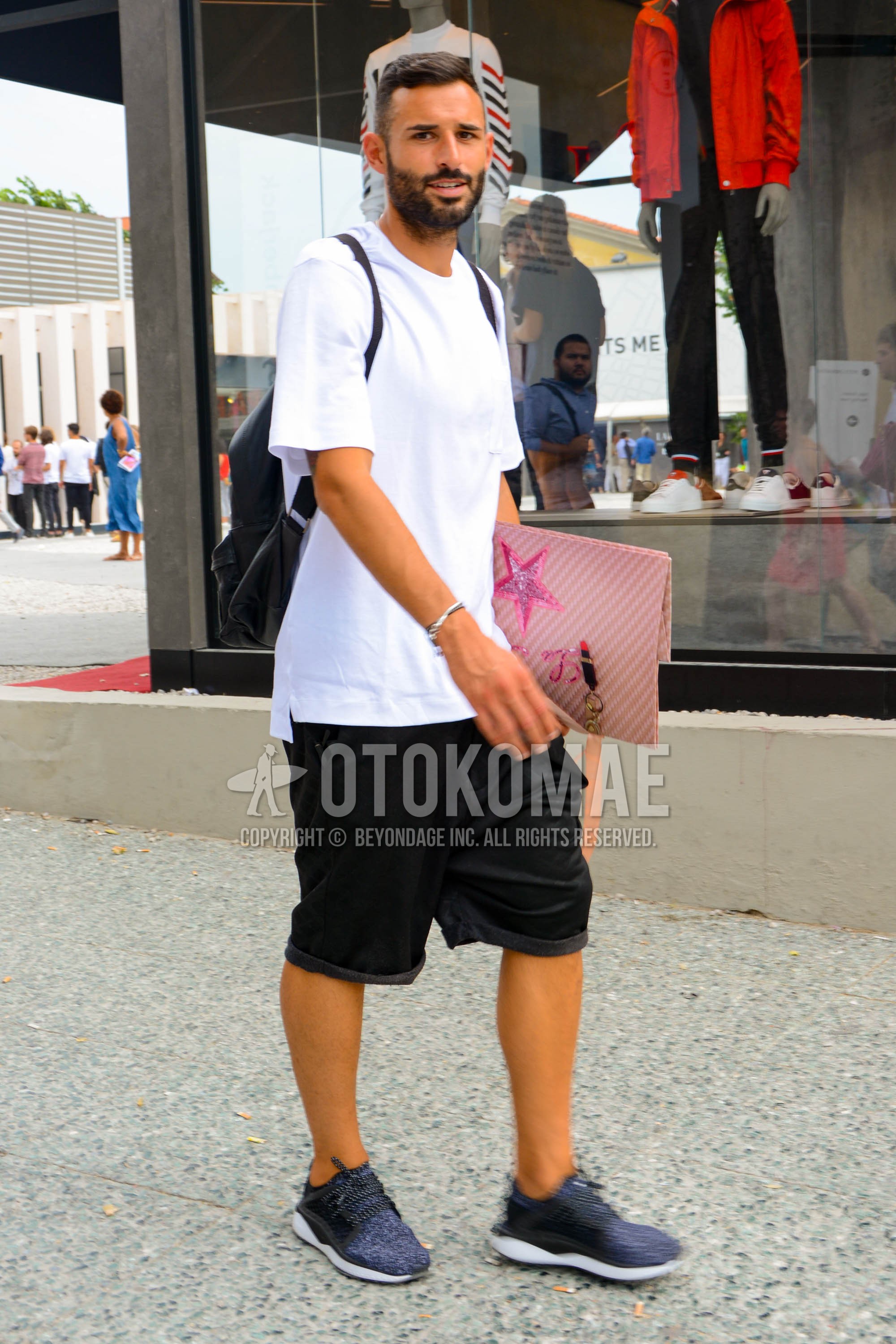Men's summer outfit with white plain t-shirt, black plain short pants, navy low-cut sneakers, black plain backpack.