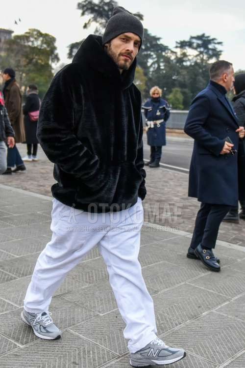 ダークグレー無地のニットキャップ、黒無地のフリースジャケット、黒無地のフーディ、白無地のコットンパンツ、ニューバランスのグレーローカットのスニーカーを合わせた冬のメンズコーデ・着こなし。