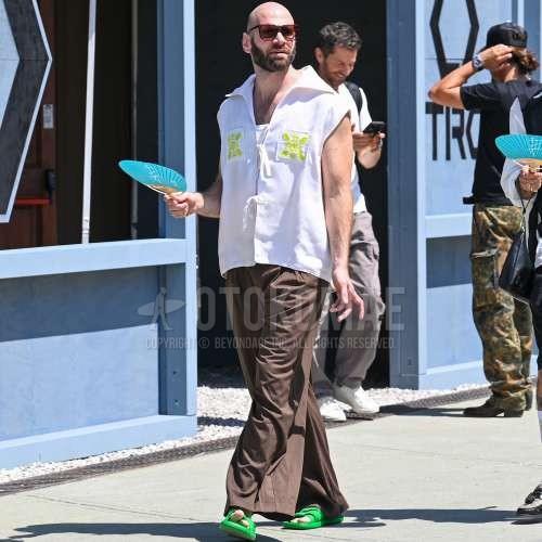 ブラウンべっ甲のサングラス、白トップス/インナーのシャツ、白無地のタンクトップ、ブラウン無地のスラックス、ブラウン無地のワイドパンツ、グリーンシャワーサンダルを合わせた夏春のメンズコーデ・着こなし。