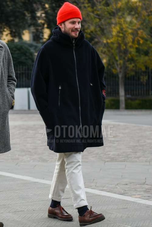 レッド無地のニットキャップ、黒無地のフリースジャケット、白無地のコットンパンツ、黒無地のソックス、ブラウンUチップの革靴を合わせた秋冬のメンズコーデ・着こなし。