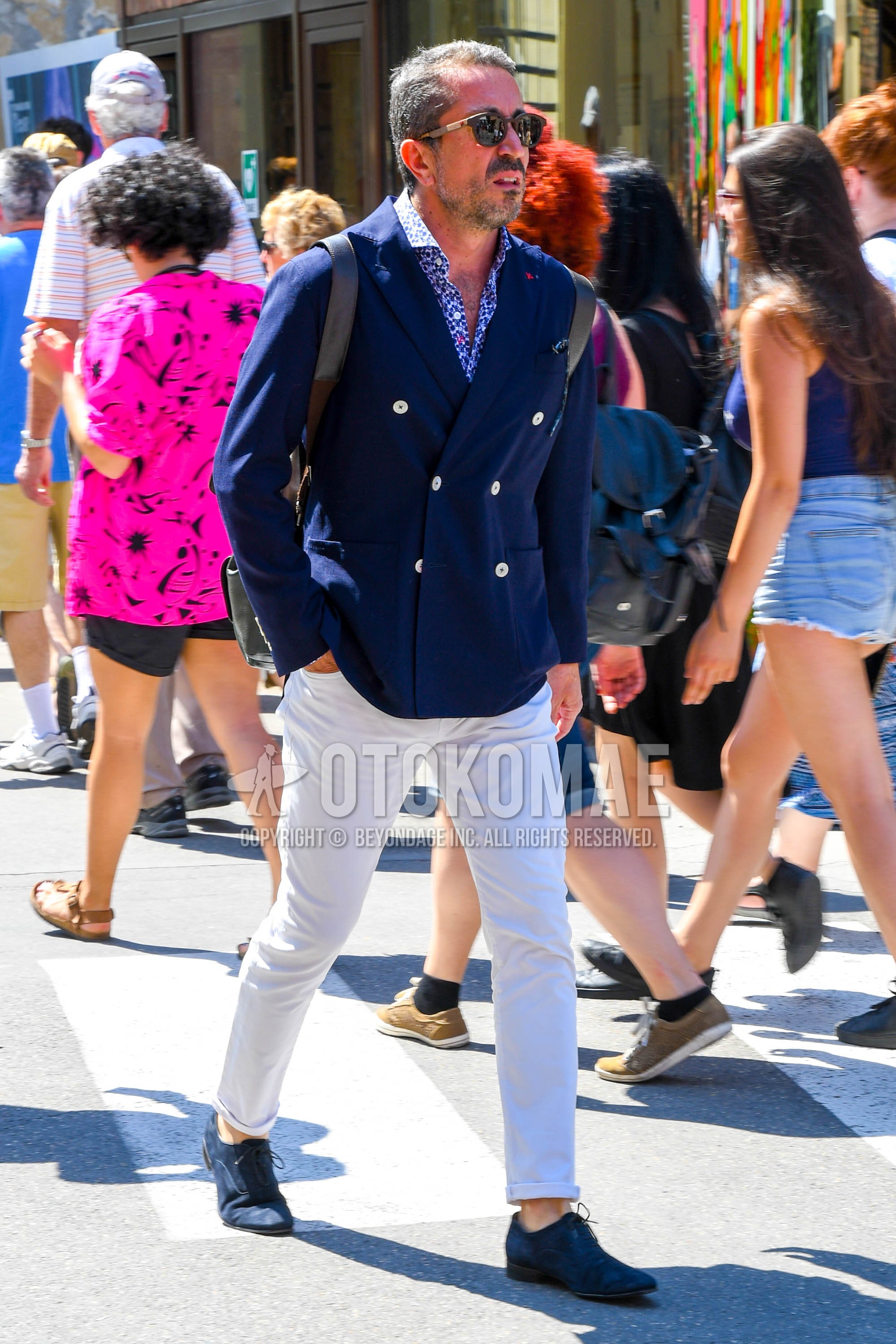 Men's spring summer autumn outfit with plain sunglasses, navy plain tailored jacket, blue tops/innerwear shirt, white plain damaged jeans, navy plain toe leather shoes.