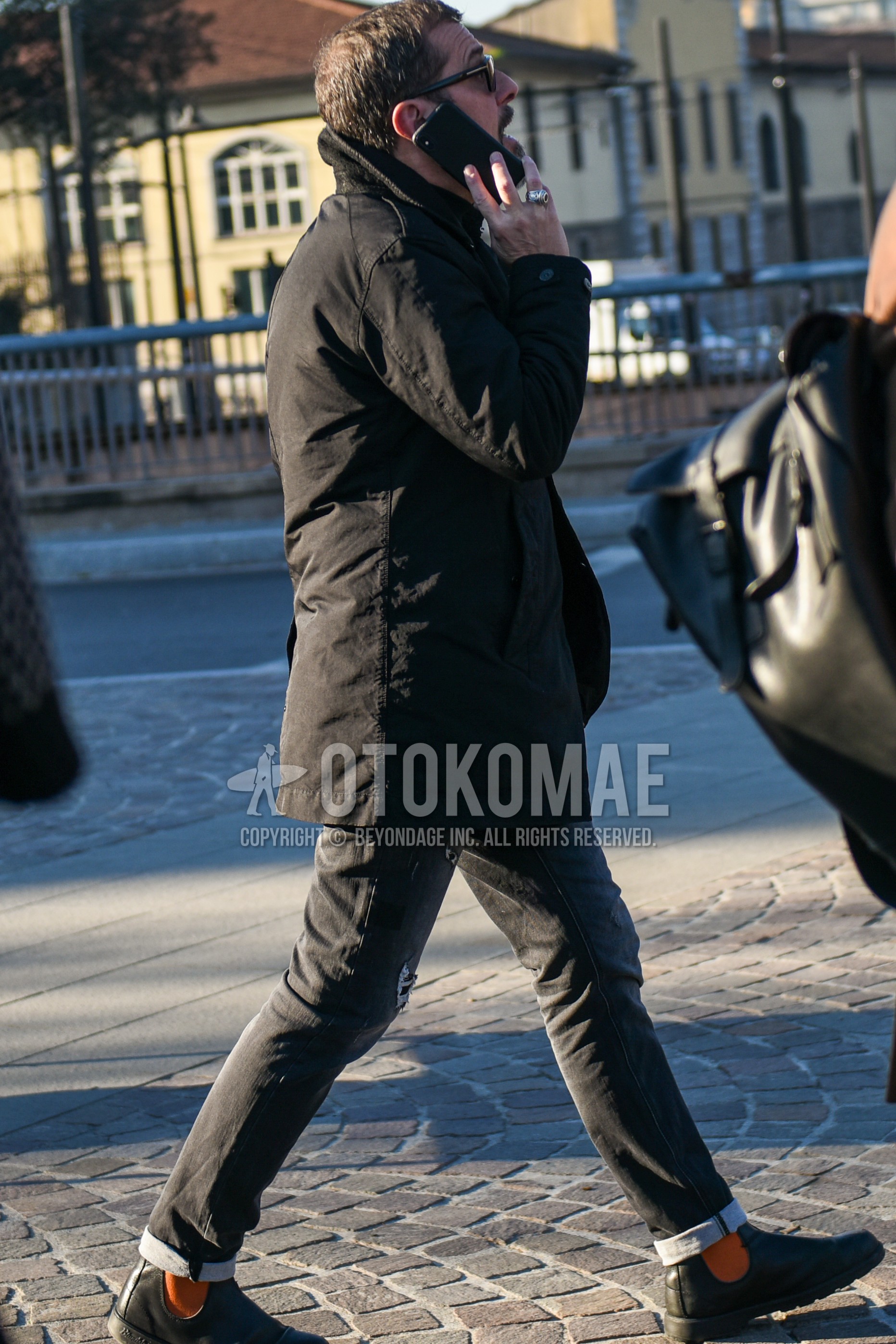 Men's autumn winter outfit with black plain sunglasses, black plain stenkarrer coat, dark gray plain damaged jeans, black side-gore boots.