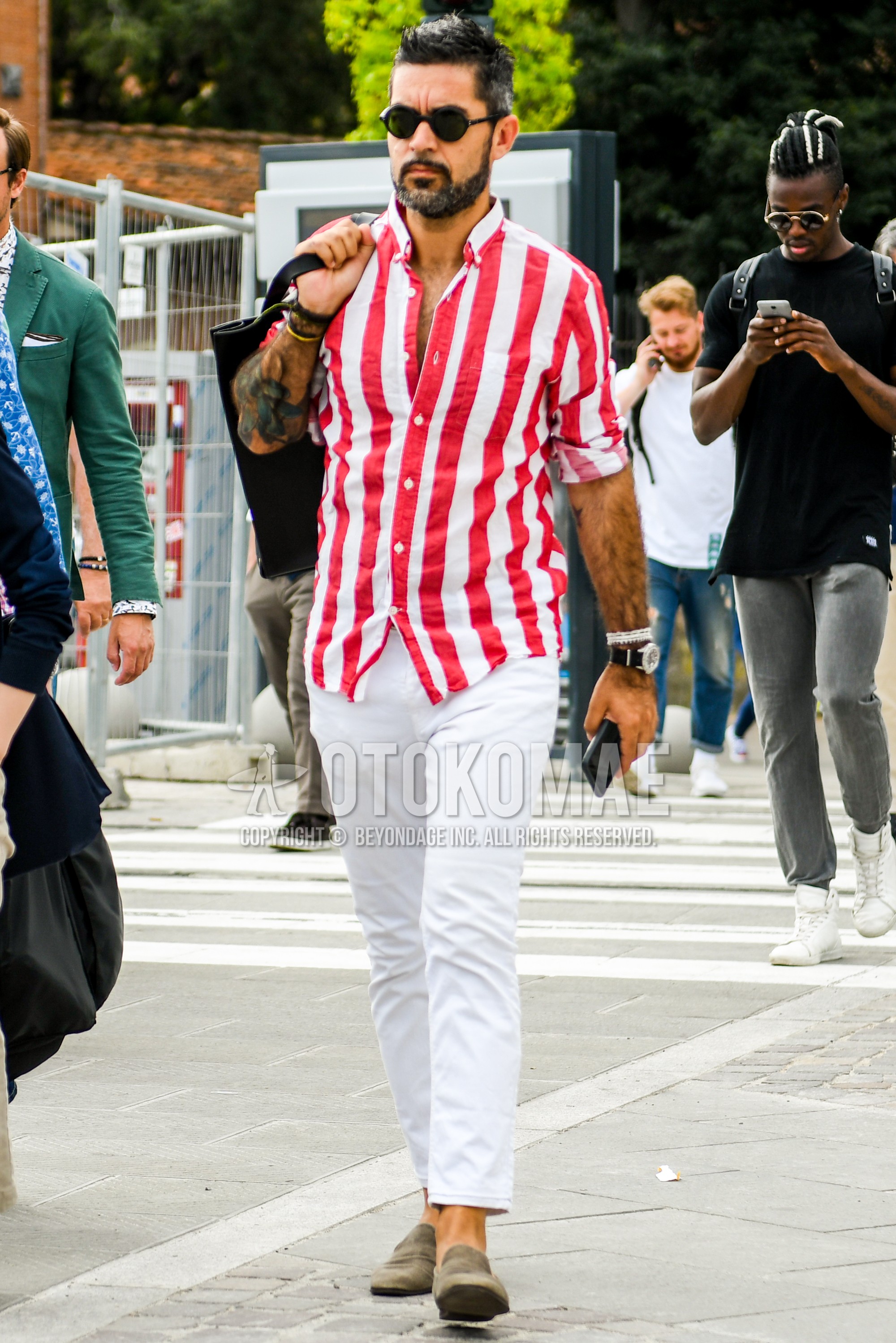 Men's spring summer outfit with plain sunglasses, red white stripes shirt, white plain ankle pants, beige  leather shoes.