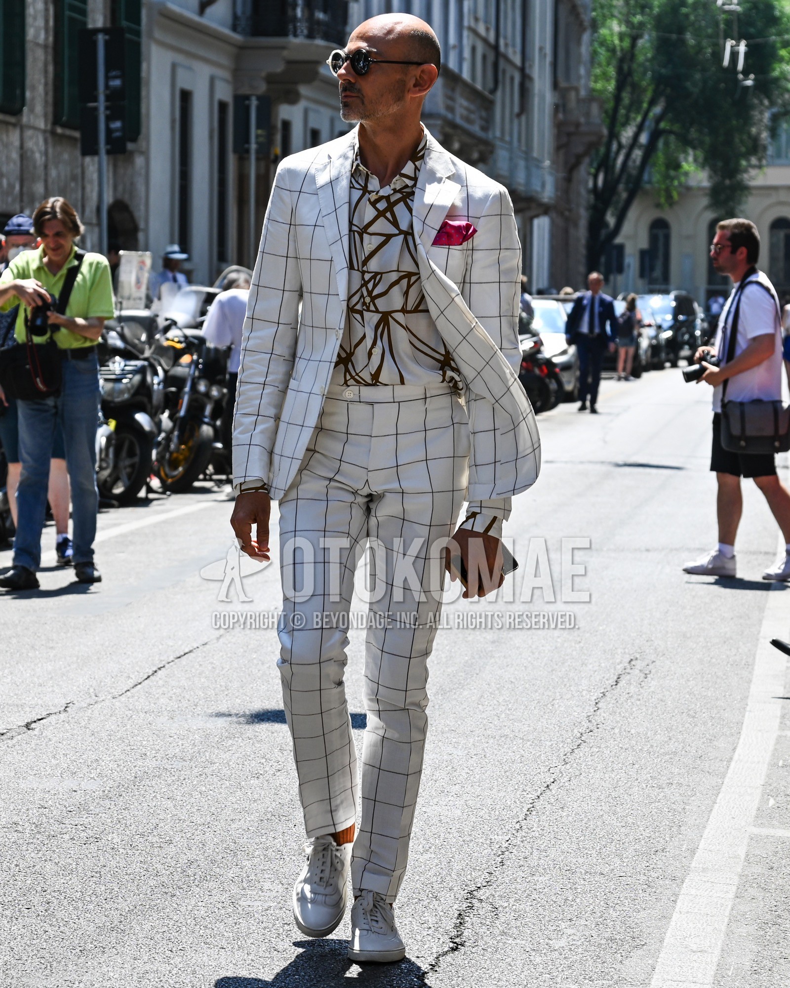 Men's spring summer autumn outfit with whole pattern shirt, white low-cut sneakers, white check suit.