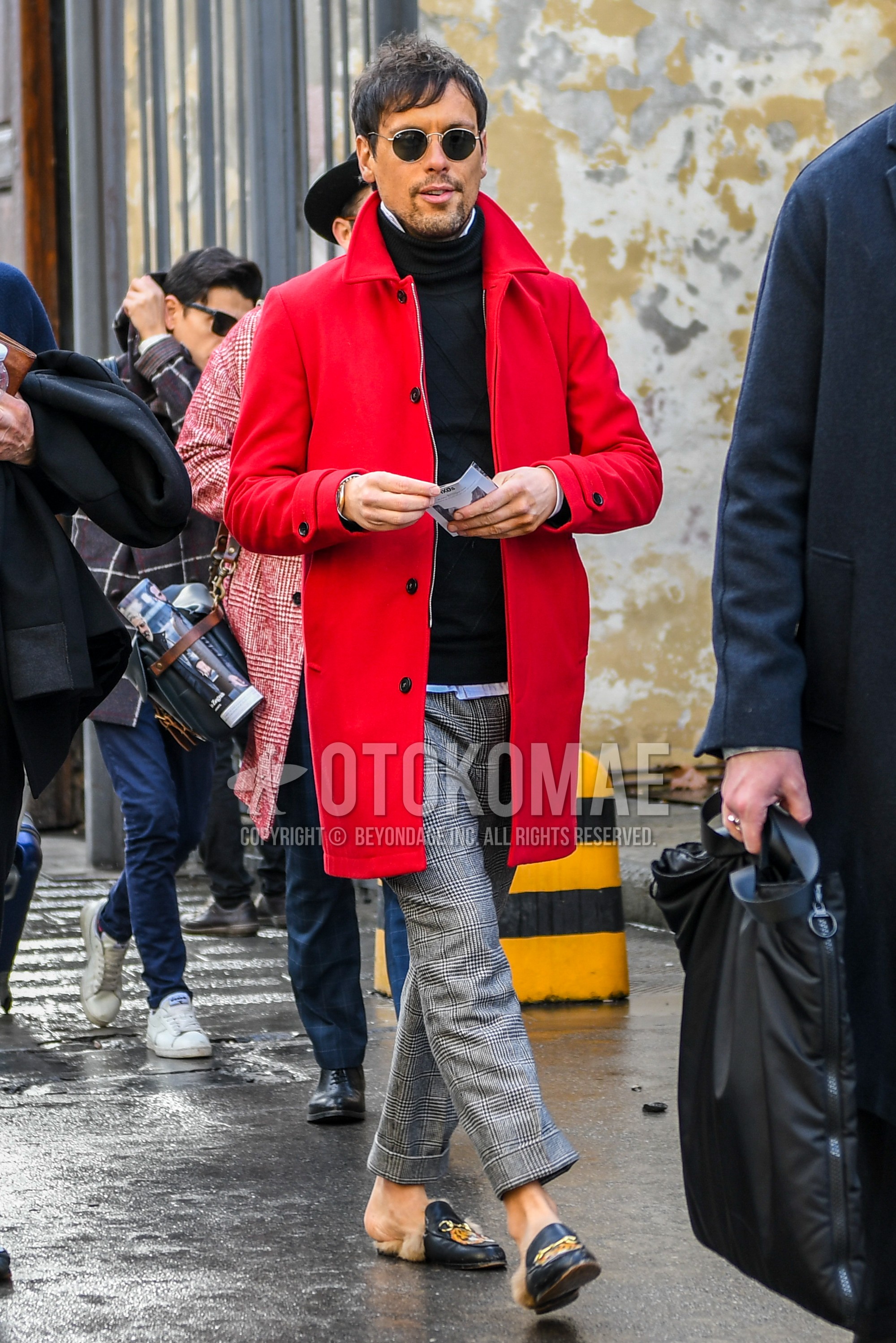 Men's autumn winter outfit with plain sunglasses, red plain stenkarrer coat, black plain turtleneck knit, white plain shirt, gray check slacks, black leather sandals.