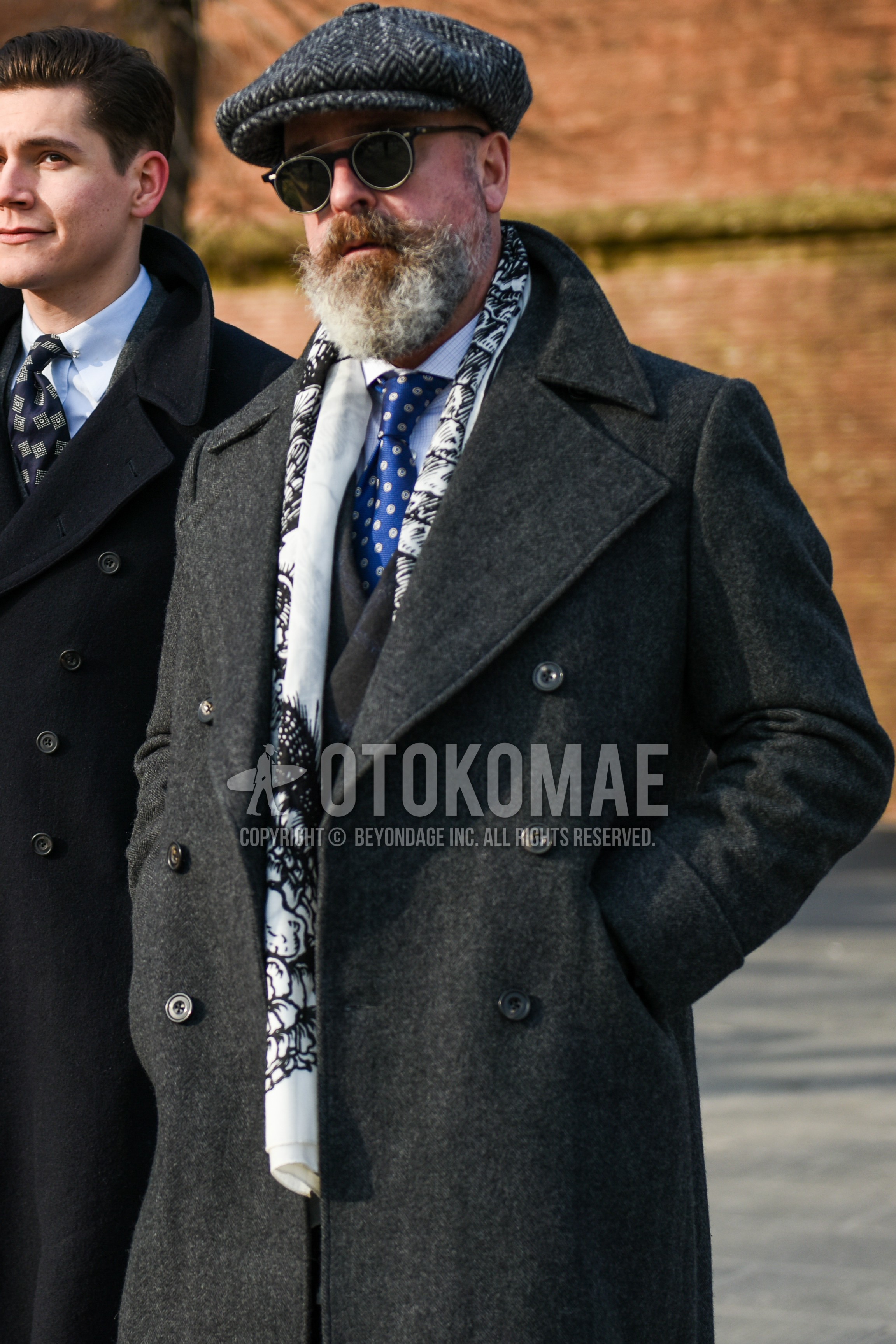 Men's autumn winter outfit with gray herringbone hunting cap, black plain sunglasses, white scarf scarf, gray plain ulster coat, white plain shirt, blue necktie necktie.