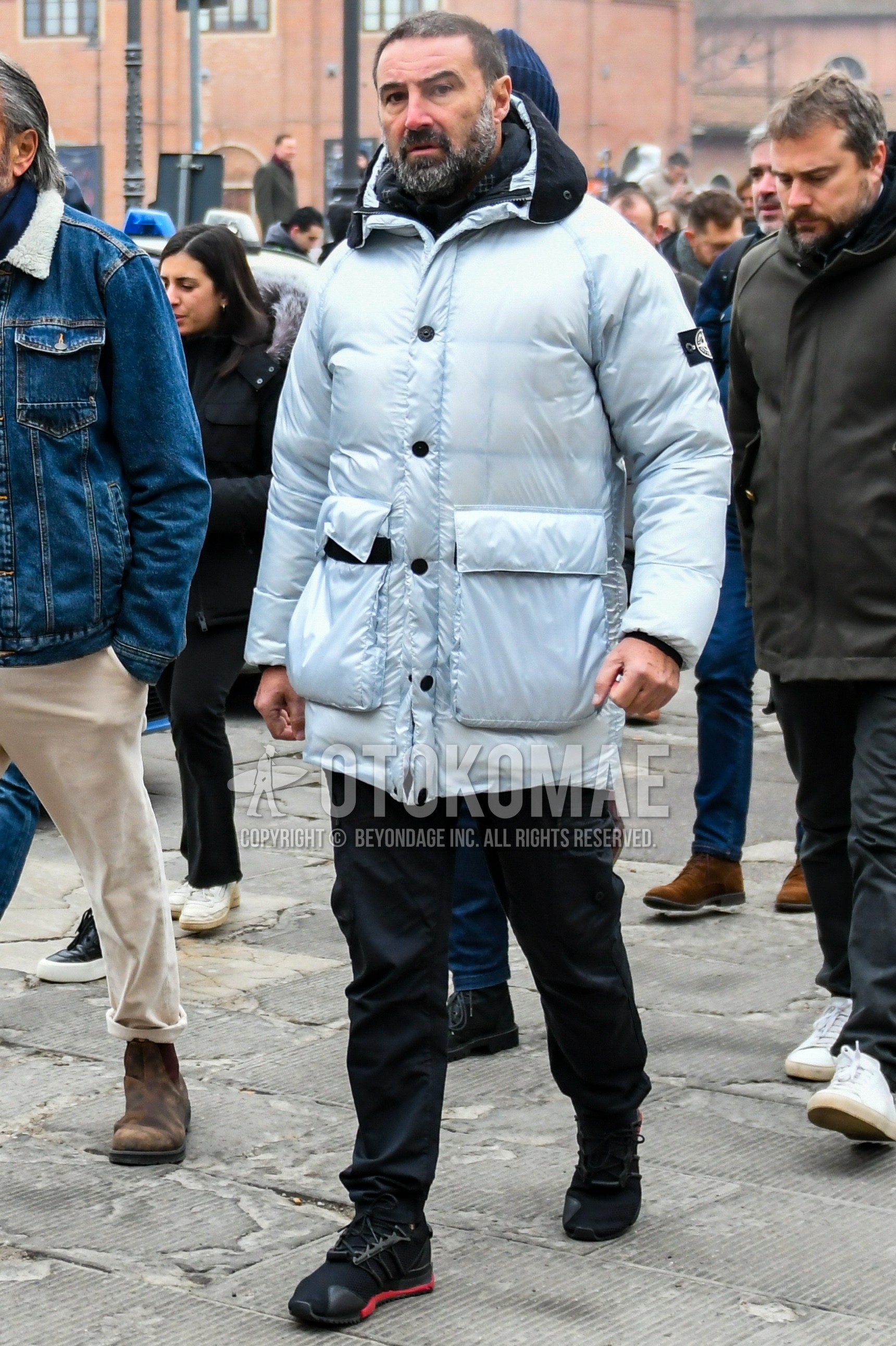 Men's winter outfit with white plain down jacket, black plain cotton pants, black low-cut sneakers.
