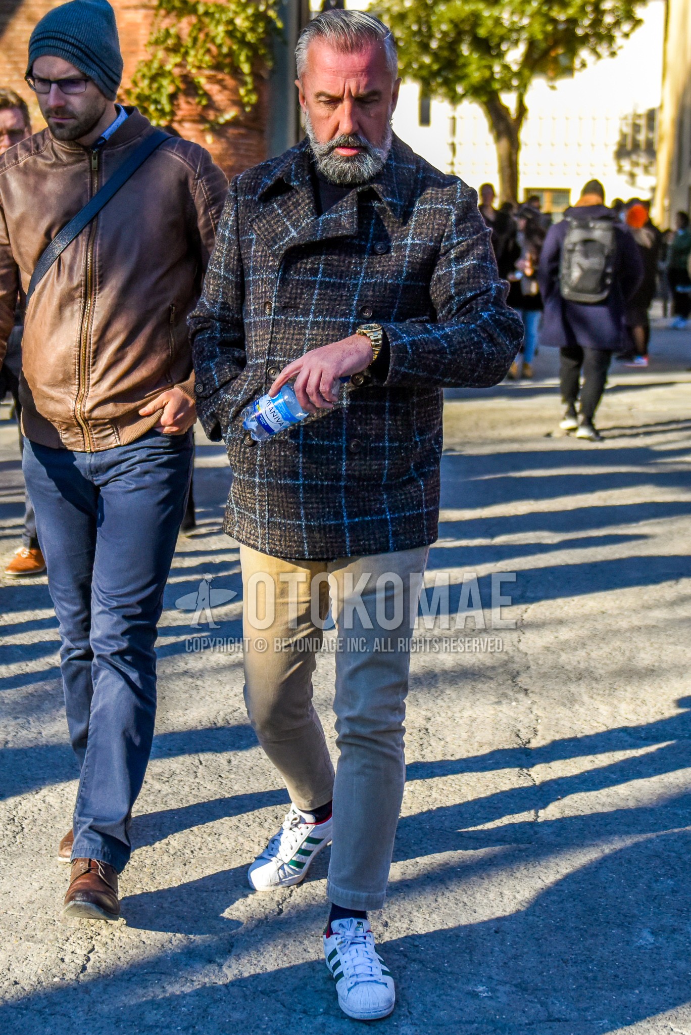 Men's autumn winter outfit with gray check p coat, dark gray plain turtleneck knit, beige plain chinos, plain ankle pants, navy plain socks, white low-cut sneakers.