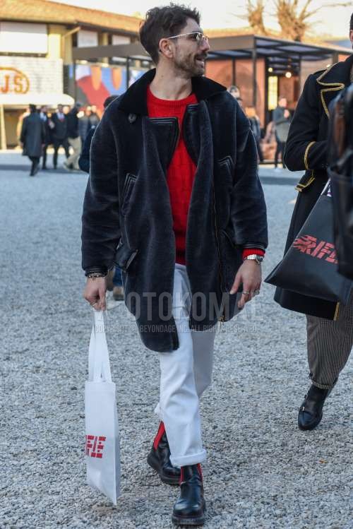 シルバー無地のサングラス、ダークグレー無地のアウター、レッド無地のセーター、白無地の冬パンツ(コーデュロイ,ベロア)、黒サイドゴアのブーツを合わせた秋冬のメンズコーデ・着こなし。