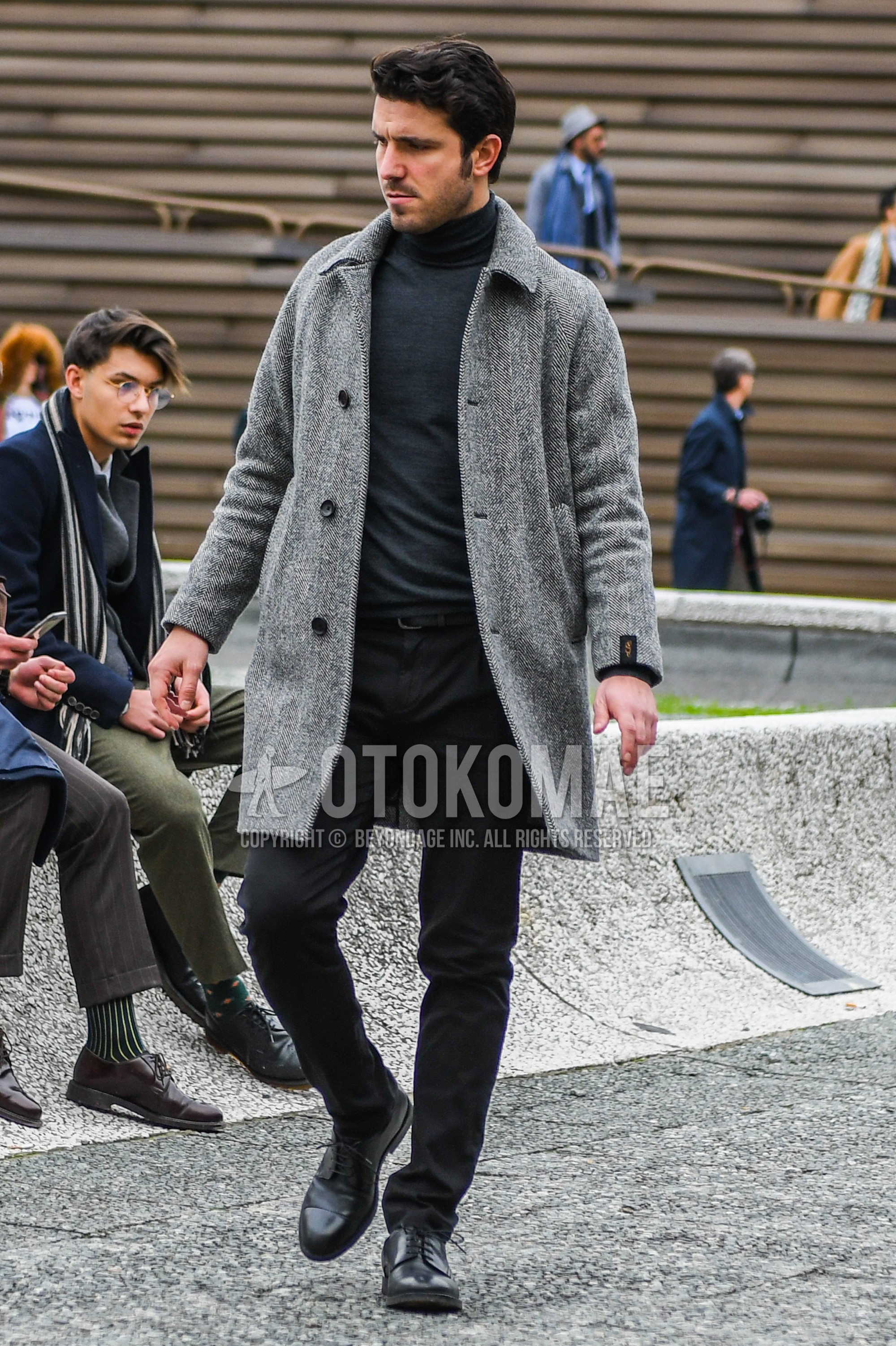 Men's autumn winter outfit with gray plain stenkarrer coat, gray plain turtleneck knit, black plain leather belt, gray plain slacks, black straight-tip shoes leather shoes.