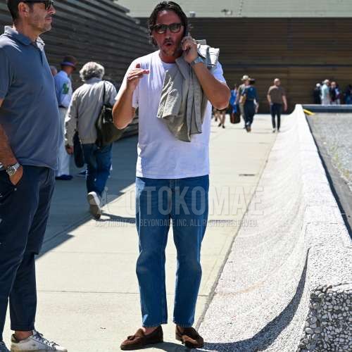 レイバン　ウェイファーラー　ウェリントンのブラウン無地のサングラス、グレー無地のアウター、白無地のTシャツ、ブルー無地のデニム/ジーンズ、ブラウンタッセルローファーの革靴、ブラウンスエードシューズの革靴を合わせた春夏のメンズコーデ・着こなし。