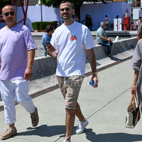 シルバー無地のサングラス、白ワンポイントのTシャツ、ベージュボトムスのショートパンツ、ナイキ　エアフォース1の白ローカットのスニーカーを合わせた夏のメンズコーデ・着こなし。