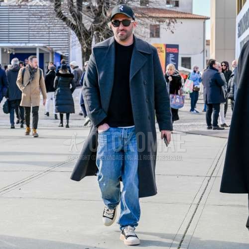 ニューエラの黒ワンポイントのベースボールキャップ、ボストンの黒無地のサングラス、グレー無地のアルスターコート、黒無地のセーター、ブルー無地のデニム/ジーンズ、黒ローカットのスニーカーを合わせた秋冬のメンズコーデ・着こなし。