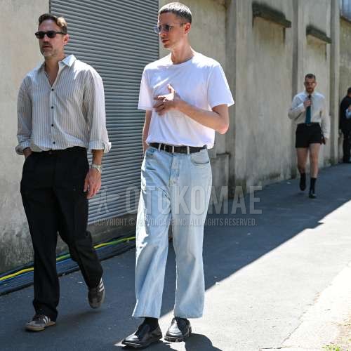 シルバー無地のサングラス、白無地のTシャツ、黒無地のレザーベルト、ブルー無地のデニム/ジーンズ、ブルー無地のアンクルパンツ、黒無地のソックス、黒ローファーの革靴を合わせた夏春のメンズコーデ・着こなし。