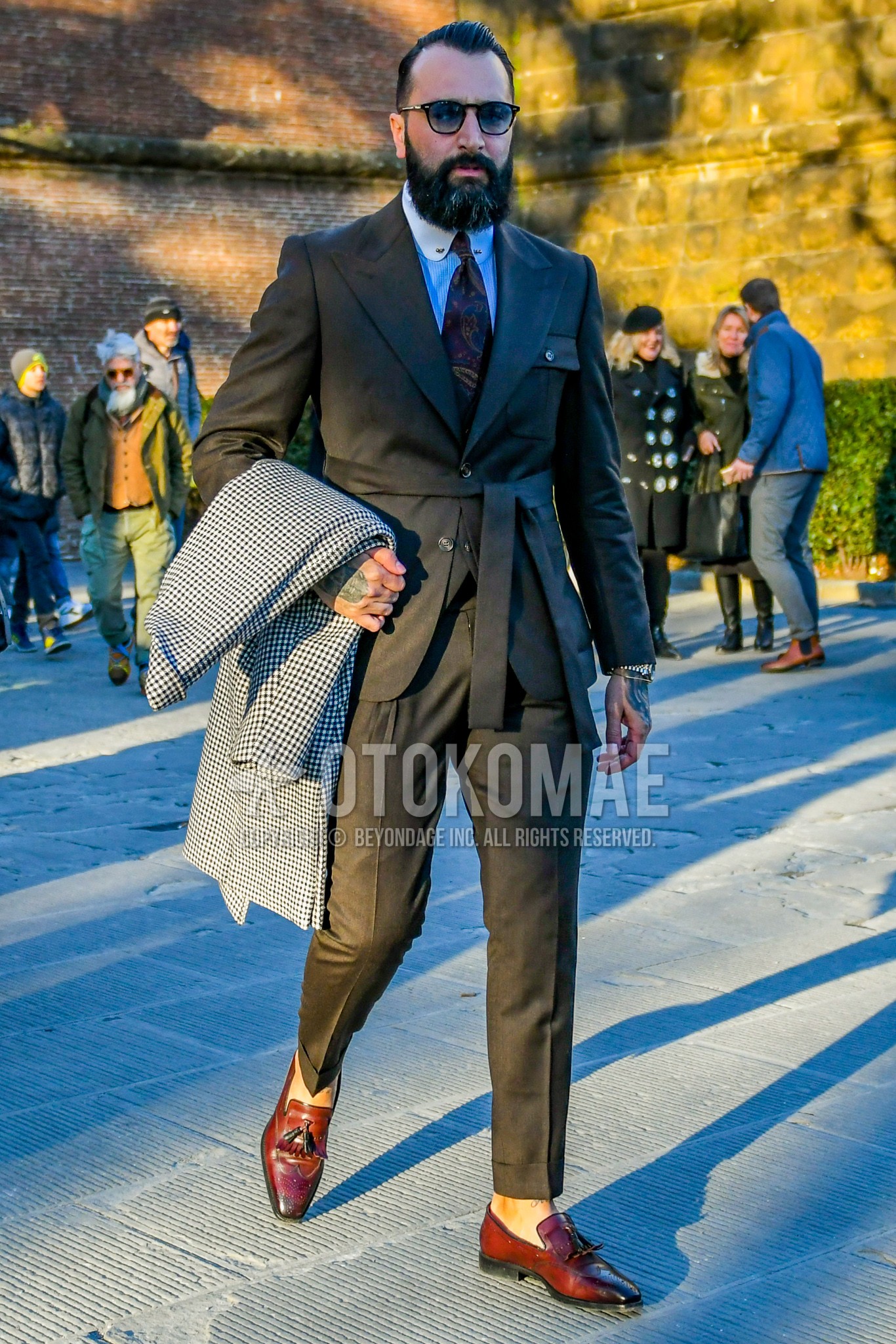 Men's autumn winter outfit with plain sunglasses, white plain shirt, dark gray plain suit, multi-color necktie necktie.