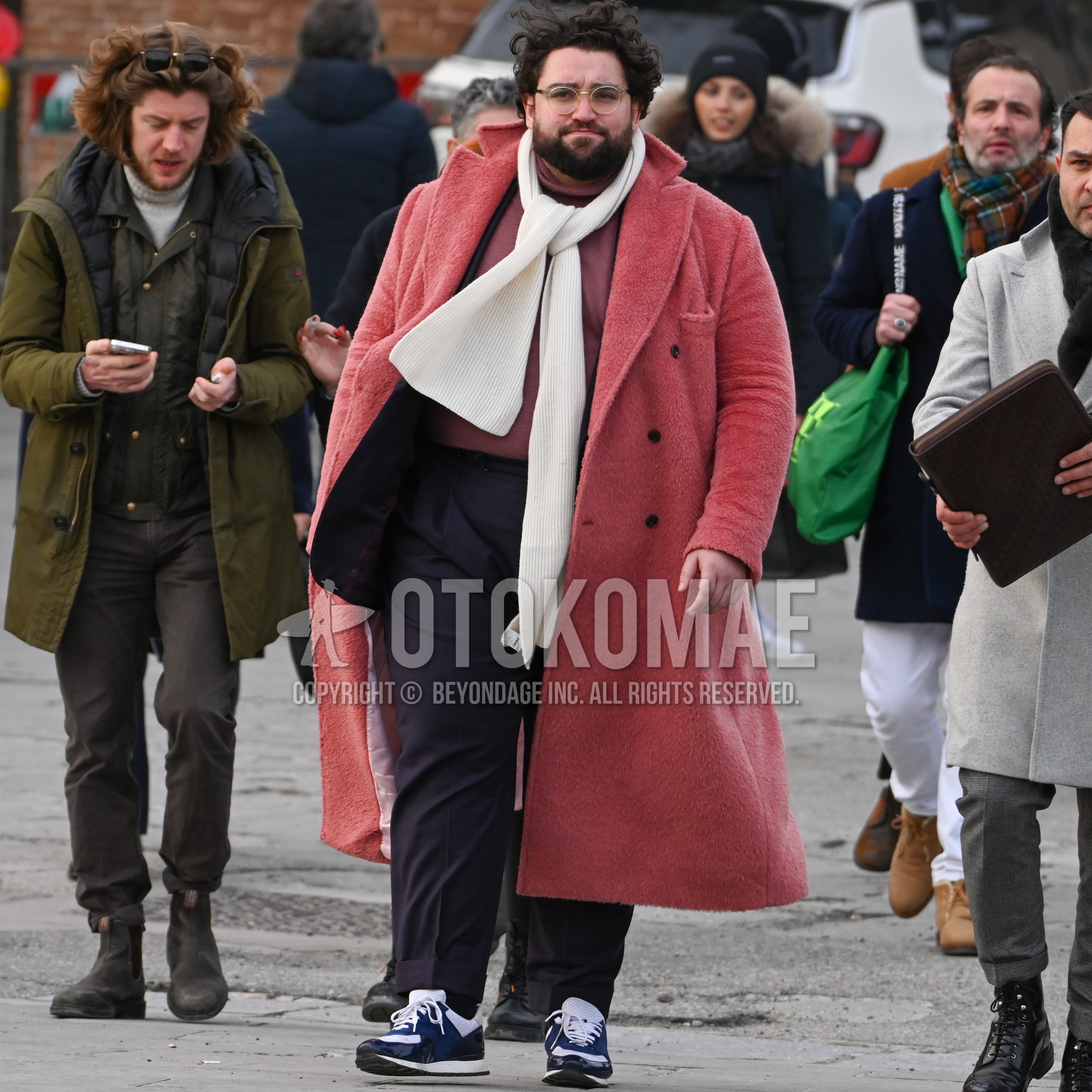 Men's autumn winter outfit with clear plain glasses, white plain scarf, pink plain chester coat, pink plain turtleneck knit, navy plain slacks, navy low-cut sneakers, navy plain suit.