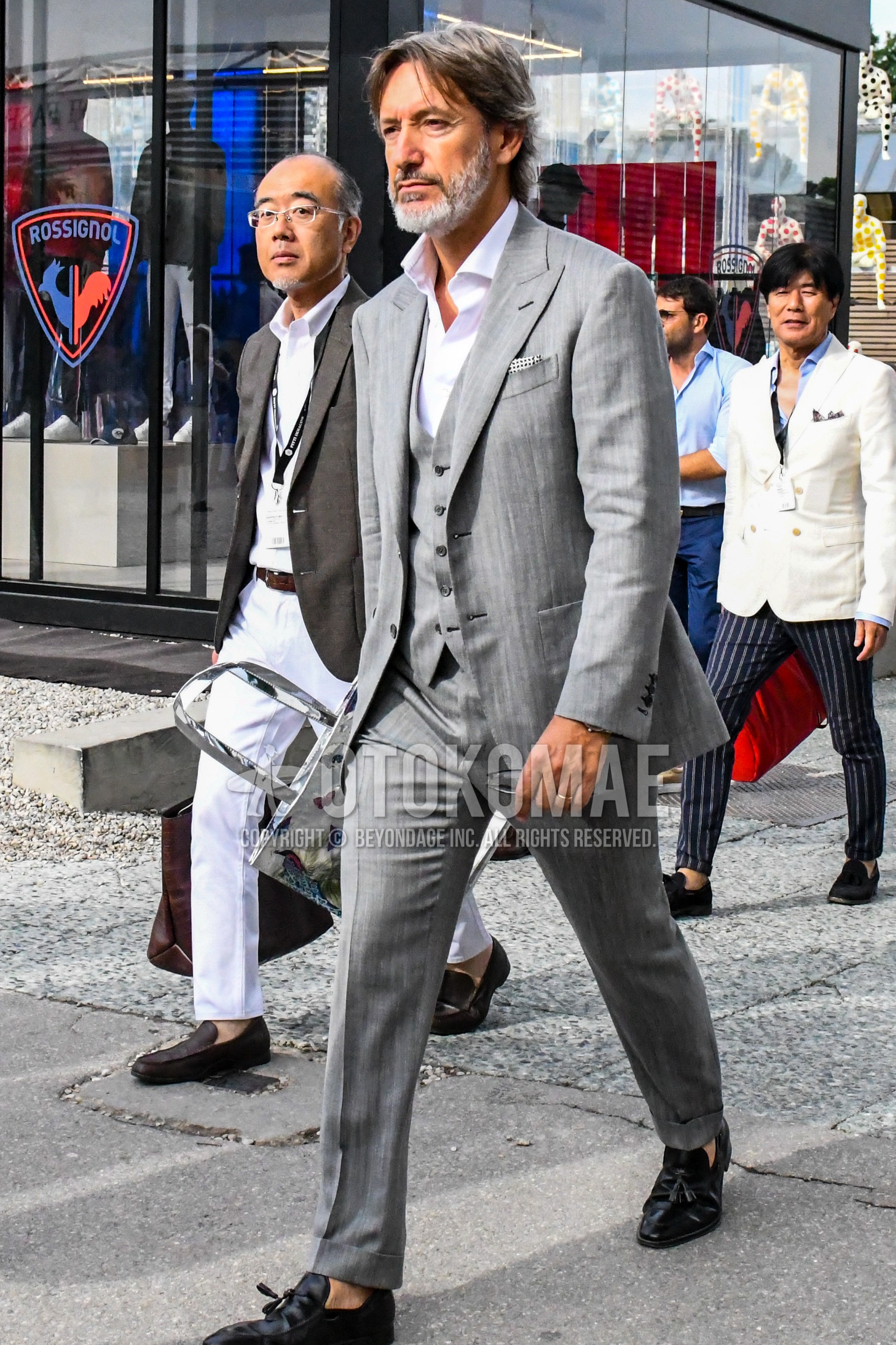 Men's spring summer autumn outfit with white plain shirt, black tassel loafers leather shoes, gray plain three-piece suit.