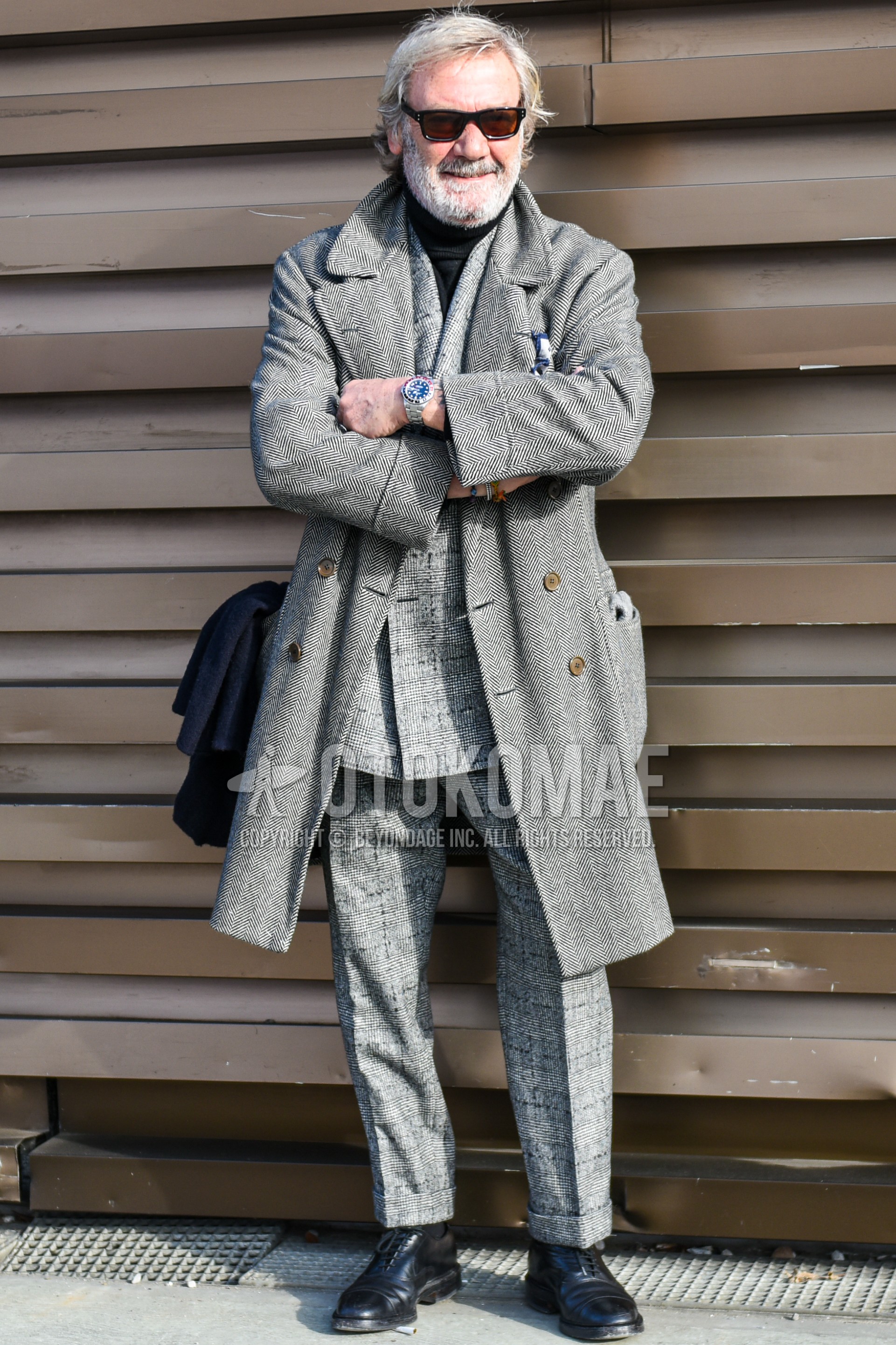 Men's autumn winter outfit with black plain sunglasses, gray herringbone ulster coat, black plain turtleneck knit, black straight-tip shoes leather shoes, gray check suit.