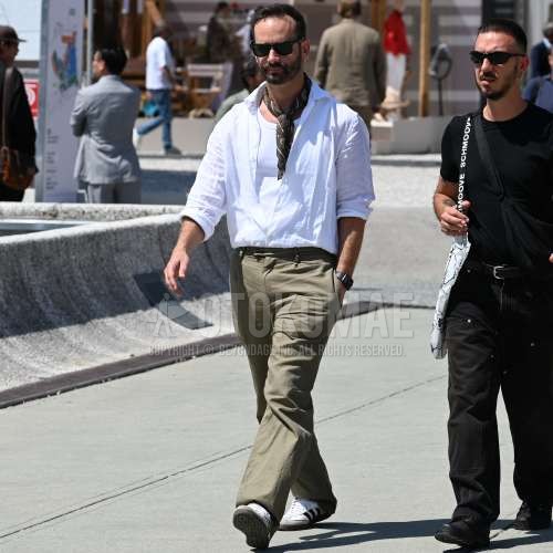 レイバン　ウェイファーラー　ウェリントンの黒無地のサングラス、ブラウンストールのバンダナ/ネッカチーフ、白無地のシャツ、白無地のタンクトップ、グレー無地のチノパン、グレー無地のベルトレスパンツ、アディダスの白ローカットのスニーカーを合わせた夏春のメンズコーデ・着こなし。