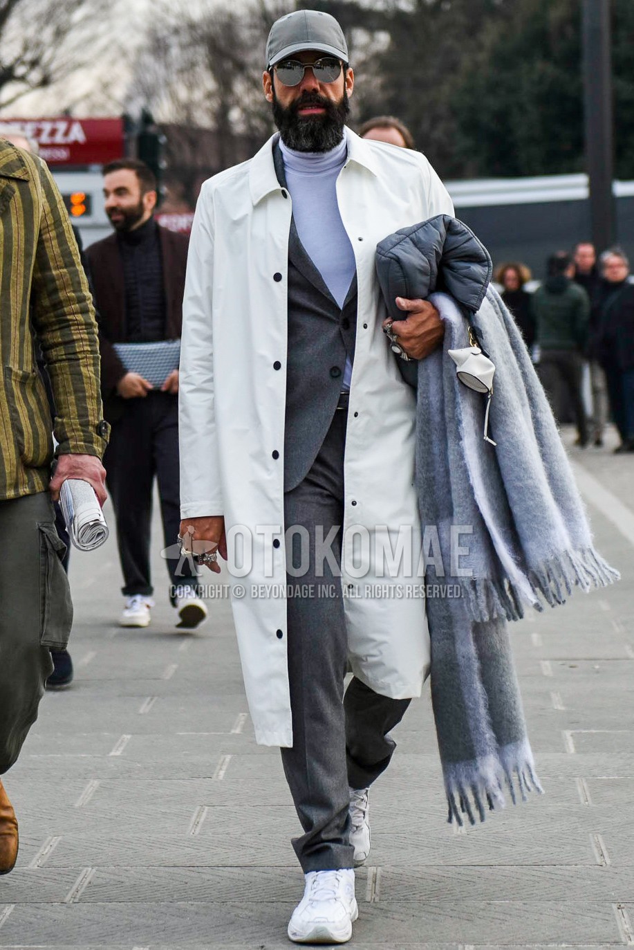 Men's autumn winter outfit with gray plain baseball cap, plain sunglasses, white plain stenkarrer coat, white plain turtleneck knit, white low-cut sneakers, gray plain suit.
