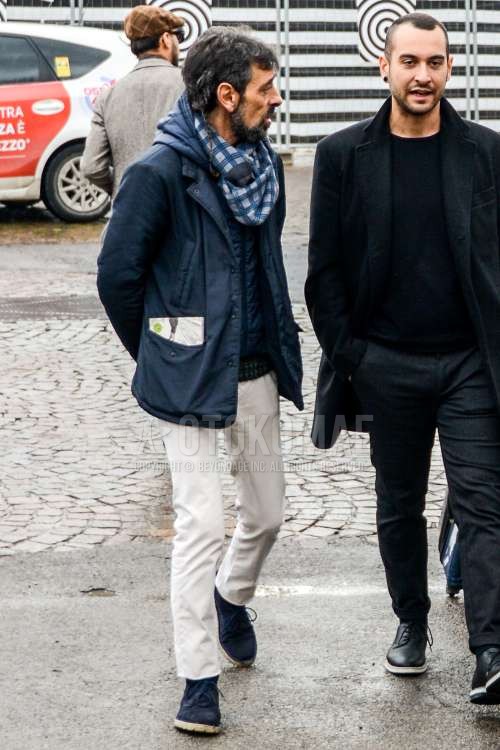 ブルーチェックのマフラー/ストール、ダークグレー無地のアウター、ダークグレー無地のフーディ、白無地のコットンパンツ、ネイビーローカットのスニーカーを合わせた冬のメンズコーデ・着こなし。