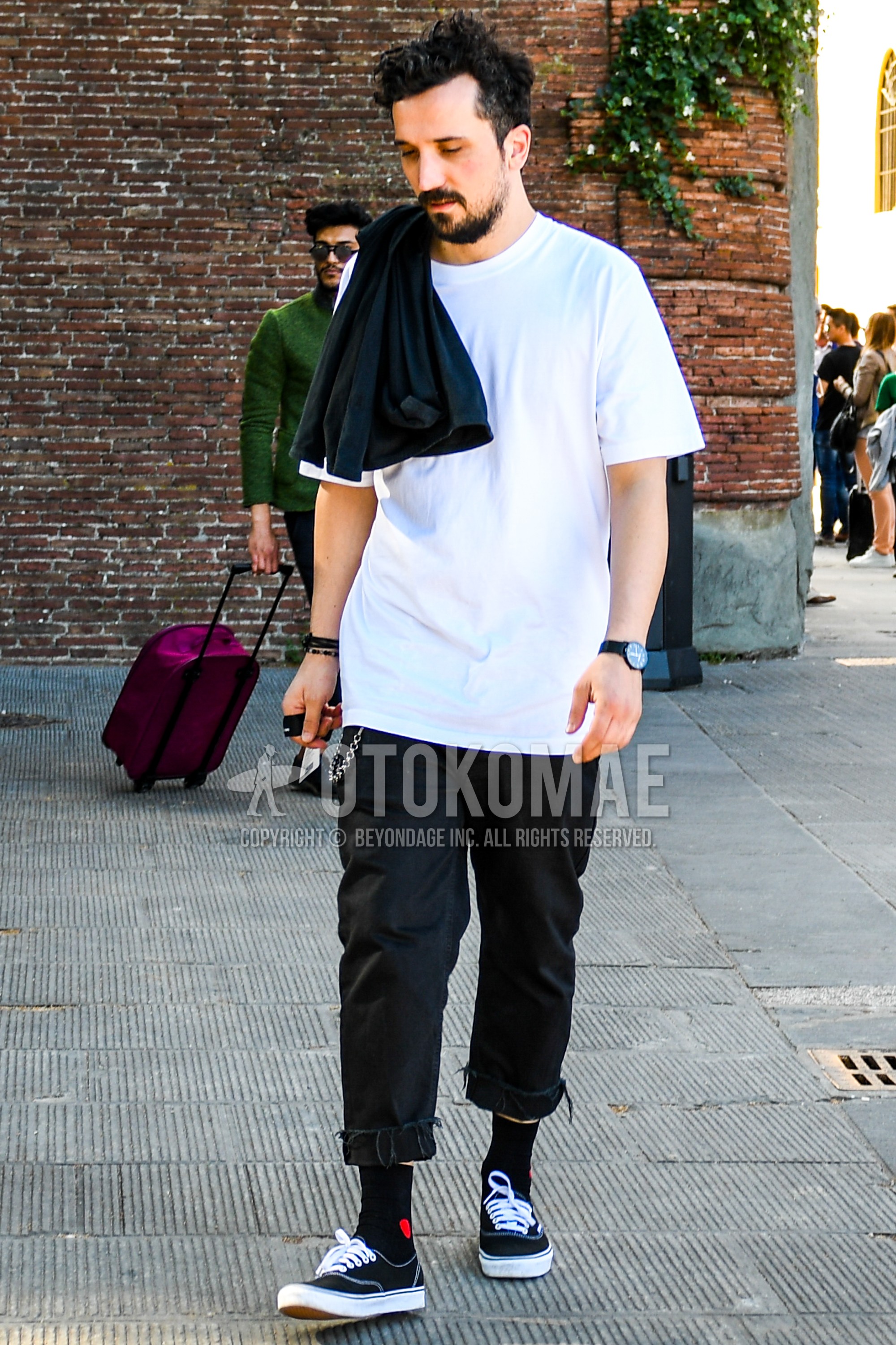 Men's summer outfit with white plain t-shirt, black plain cropped pants, black one point socks, black low-cut sneakers.