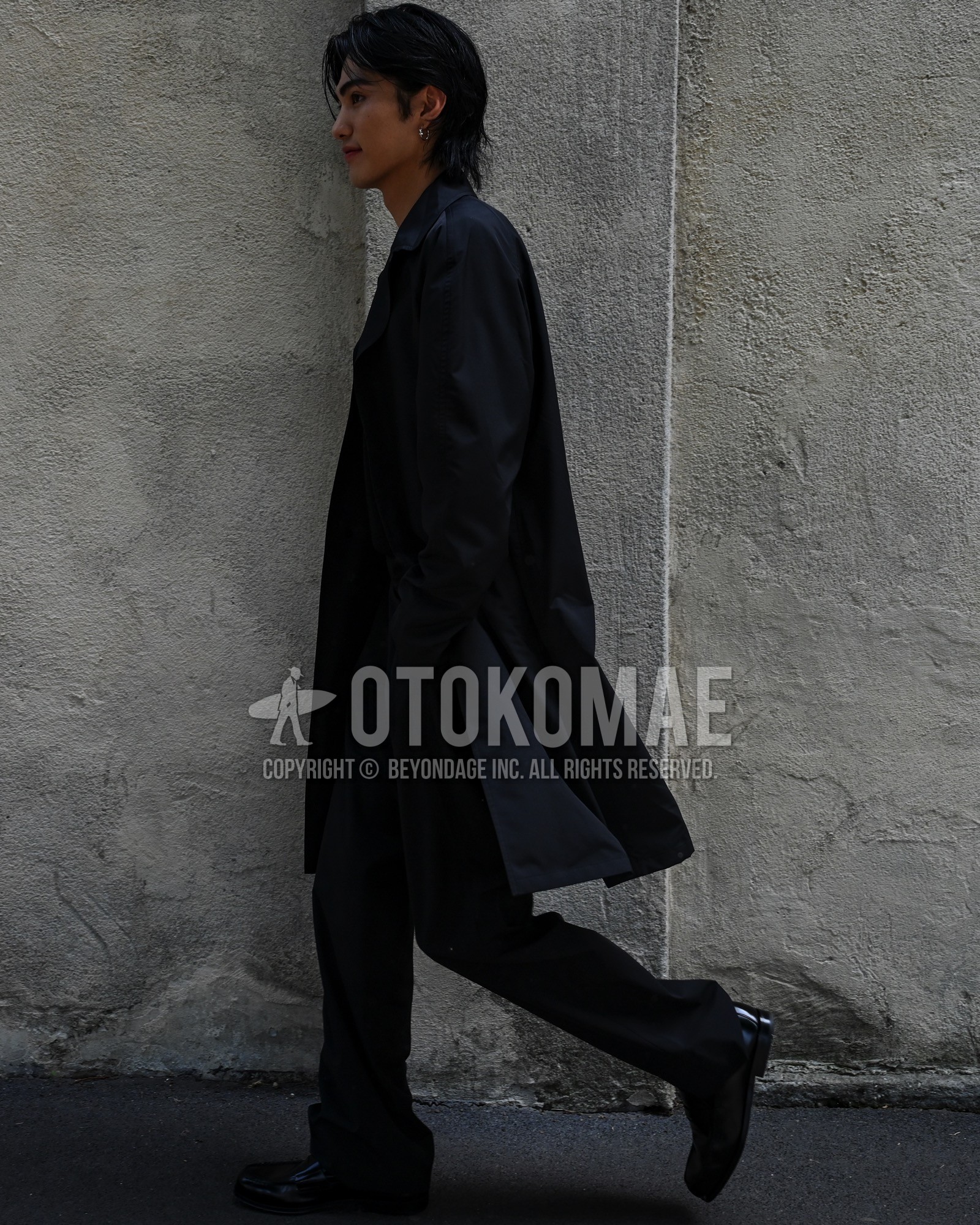 Men's spring autumn outfit with black plain stenkarrer coat, black plain skinny pants, black coin loafers leather shoes.