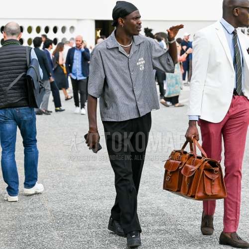 黒無地のキャップ、半袖　開襟のグレーストライプのシャツ、半袖　開襟のグレーレタードのシャツ、黒無地のスラックス、ナイキ エアフォース1の黒ローカットのスニーカーを合わせた春夏のメンズコーデ・着こなし。