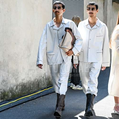 シルバー無地のサングラス、開襟　オープンカラーの白無地のシャツ、白無地のスラックス、ブラウンのブーツ、レザーのマルチカラー無地のショルダーバッグを合わせた春夏のメンズコーデ・着こなし。