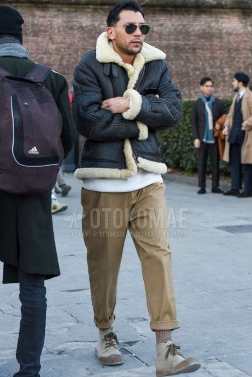 レイバン アビエーター ティアドロップのゴールド無地のサングラス、黒無地のレザージャケット(ライダース以外)、黒無地のミリタリージャケット(MA-1、M-65以外)、白無地のセーター、ベージュ無地のチノパン、ベージュ無地のソックス、ベージュハイカットのスニーカーを合わせた秋冬のメンズコーデ・着こなし。