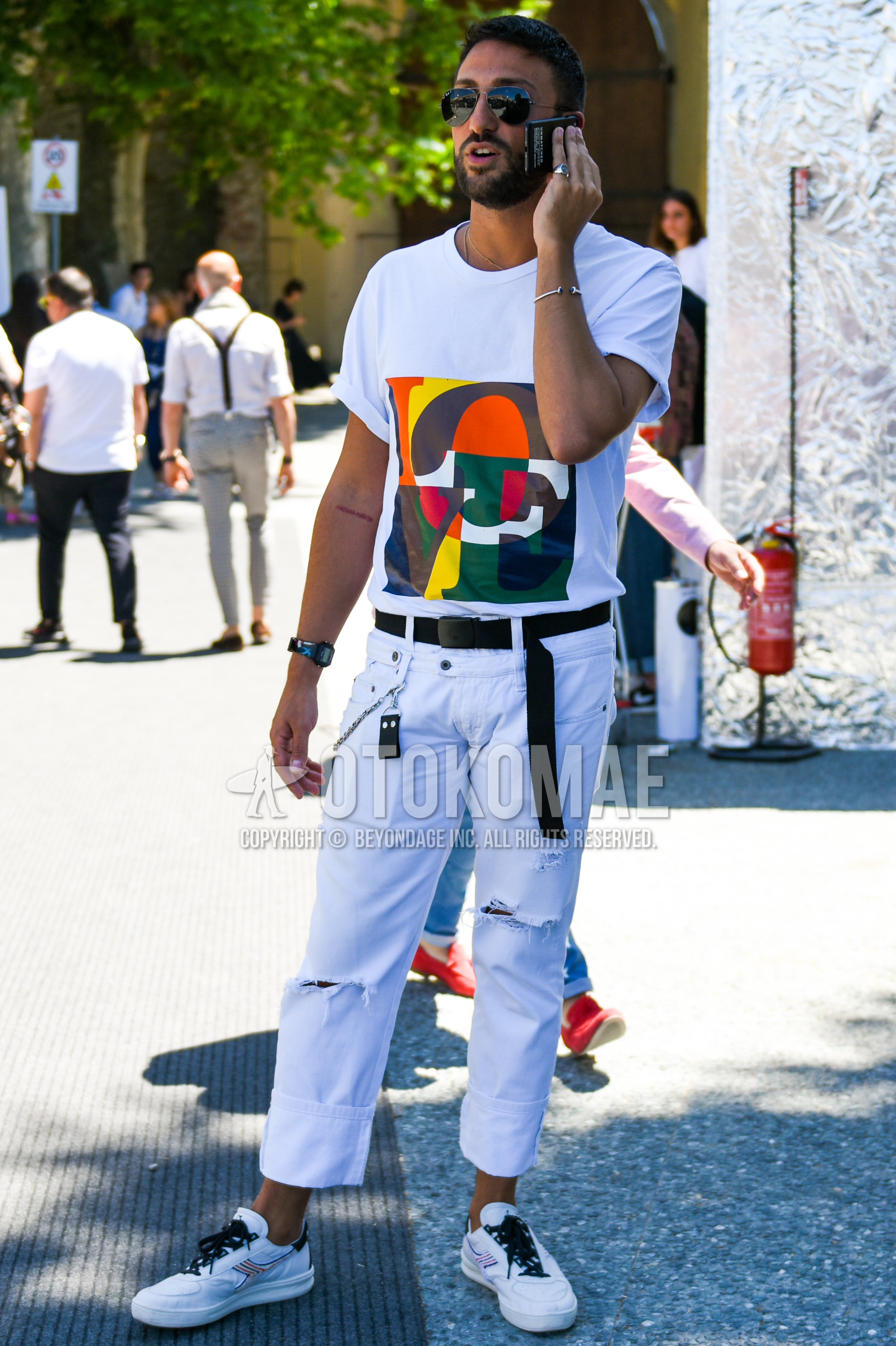 Men's summer outfit with black plain sunglasses, white multi-color plain t-shirt, black plain tape belt, white plain damaged jeans, white low-cut sneakers.