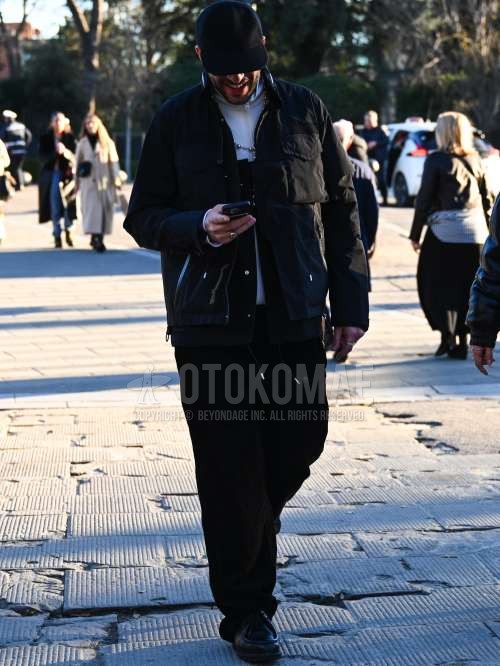 黒無地のベースボールキャップ、黒無地のミリタリージャケット(MA-1、M-65以外)、黒無地のコーチジャケット、白無地のトレーナー、黒無地のコットンパンツ、黒無地のワイドパンツ、黒Uチップの革靴を合わせた秋冬のメンズコーデ・着こなし。