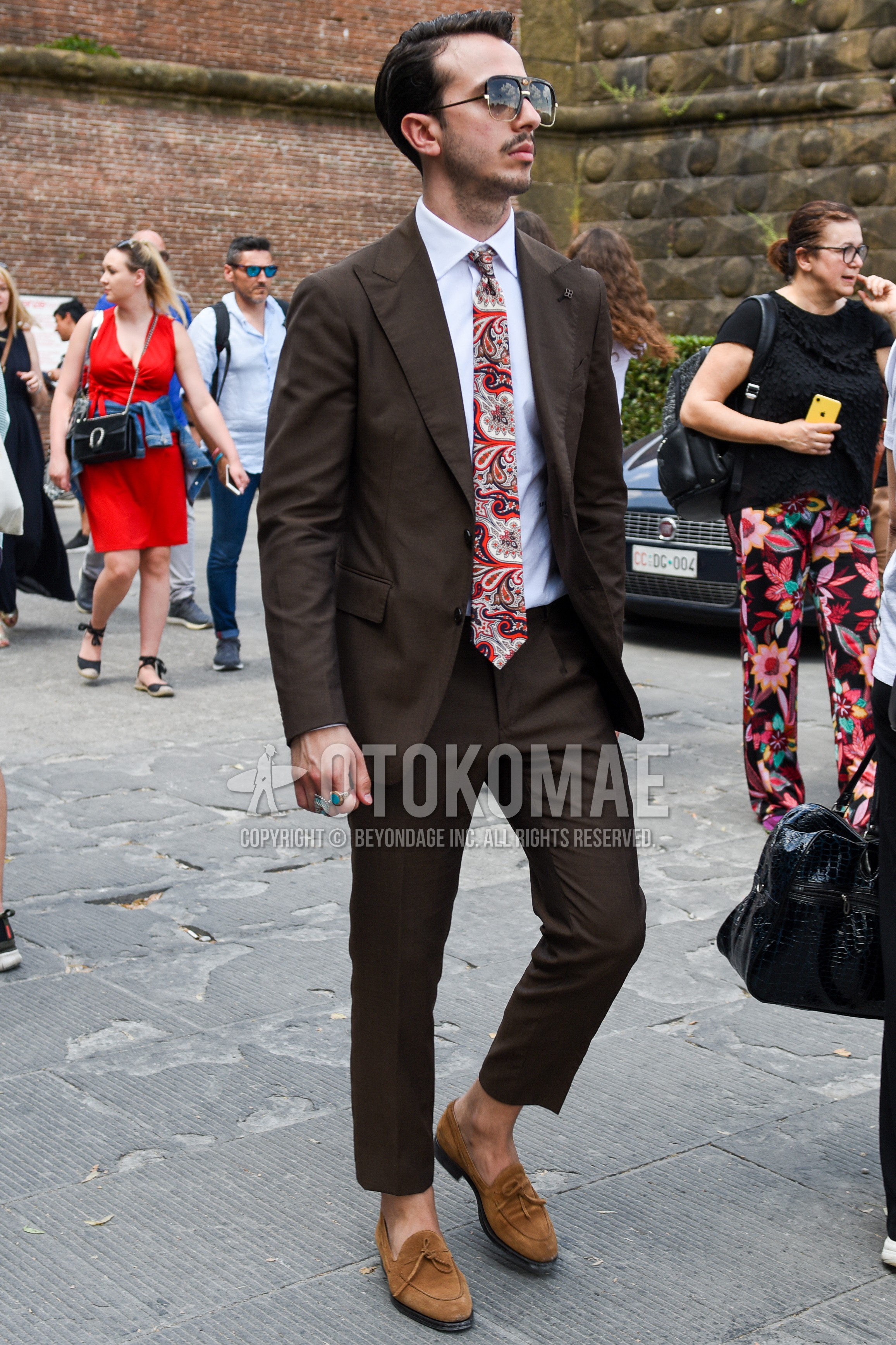 Men's spring autumn outfit with black plain sunglasses, white plain shirt, brown  loafers leather shoes, red paisley necktie.