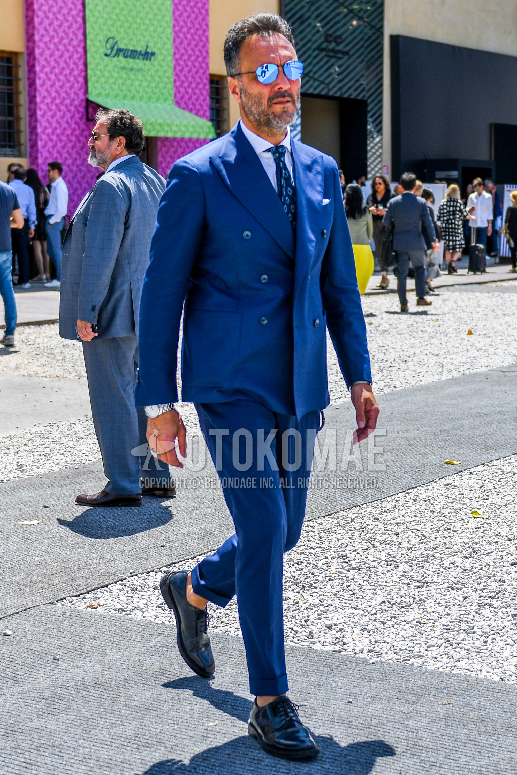 Men's spring summer autumn outfit with blue plain sunglasses, white plain shirt, black u-tip shoes leather shoes, blue plain suit, navy small crest necktie.
