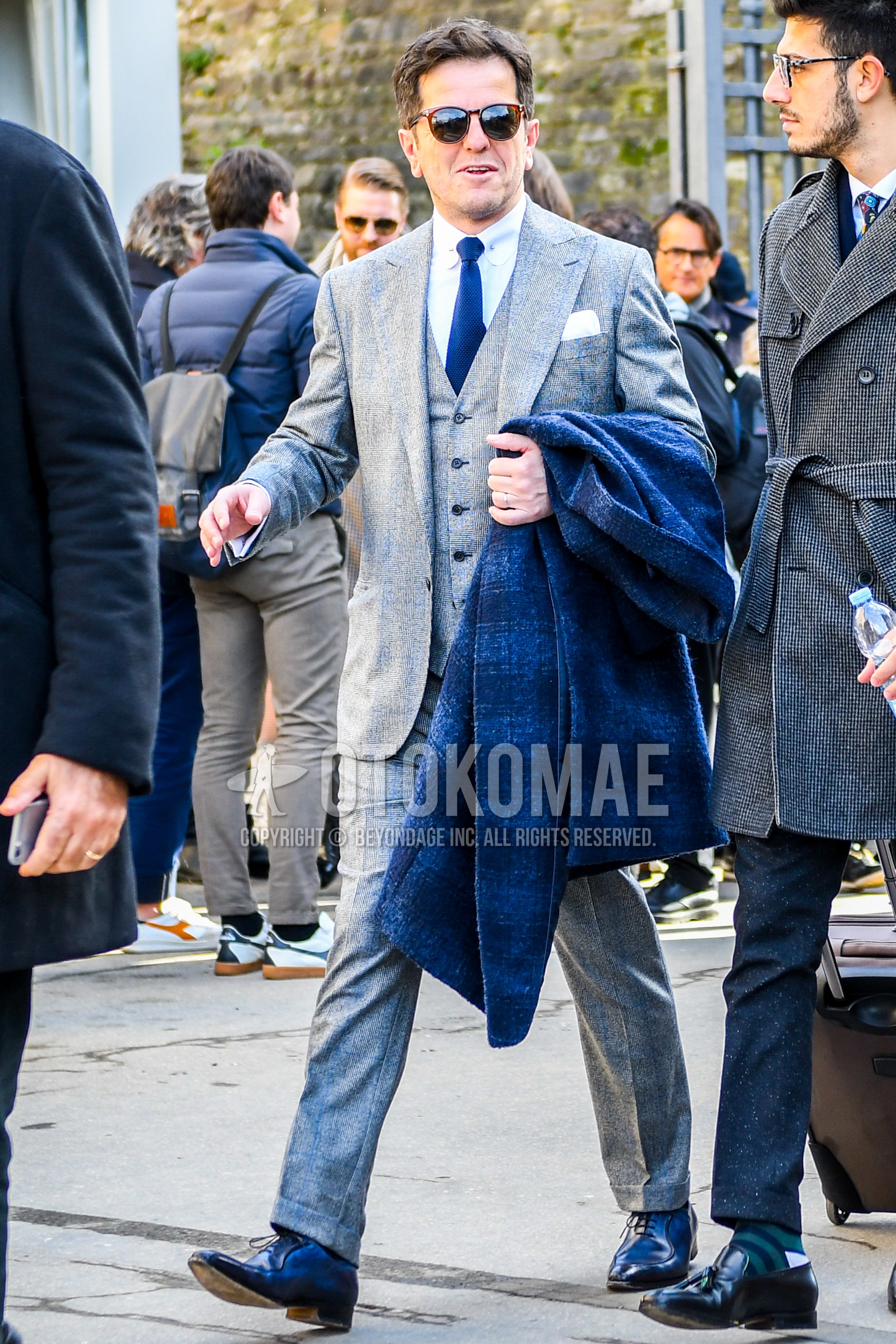 Men's spring autumn outfit with plain sunglasses, white plain shirt, black u-tip shoes leather shoes, gray check three-piece suit, navy plain necktie.