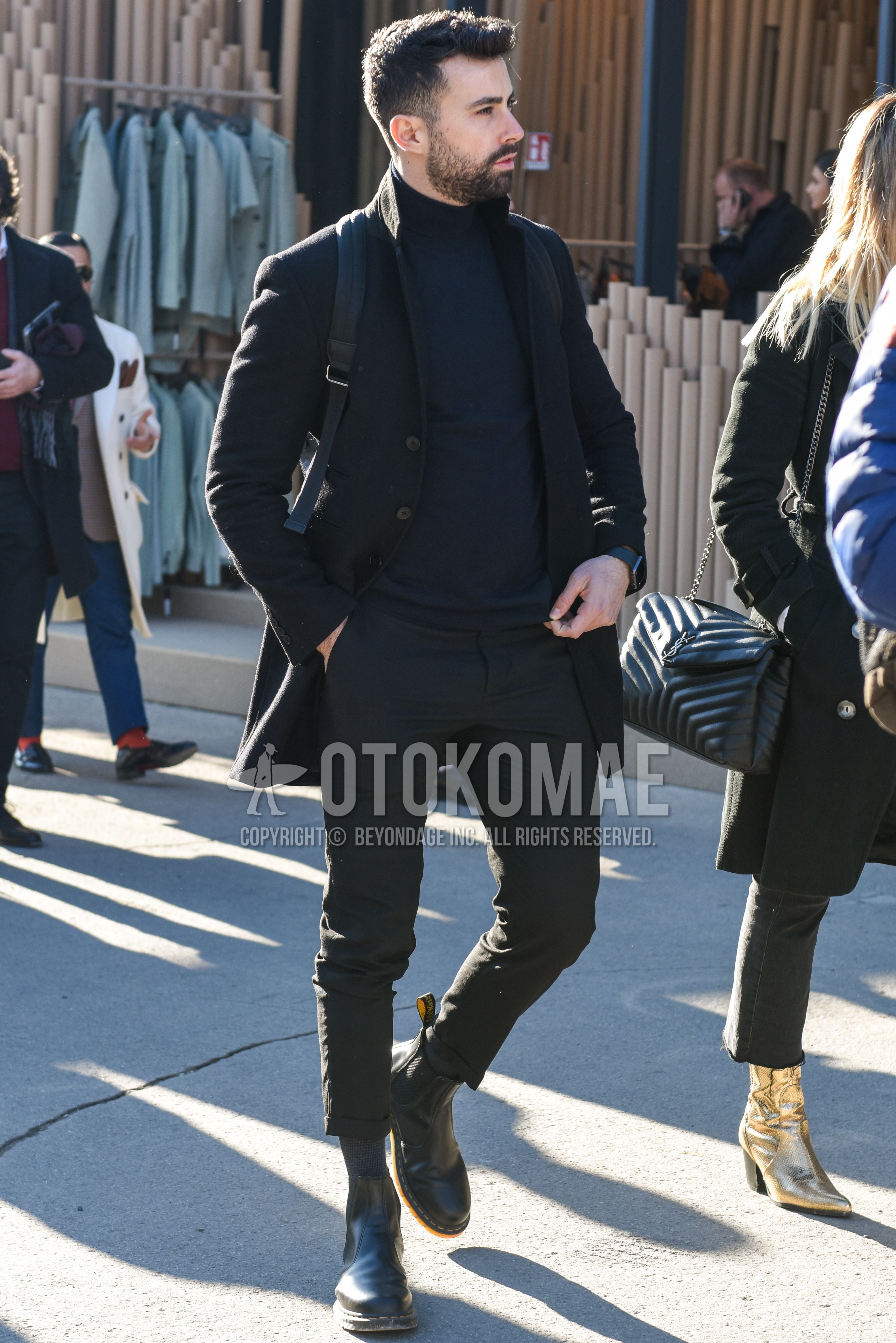 Men's autumn winter outfit with black plain chester coat, dark gray plain turtleneck knit, dark gray plain slacks, dark gray plain cropped pants, gray plain socks, black side-gore boots.
