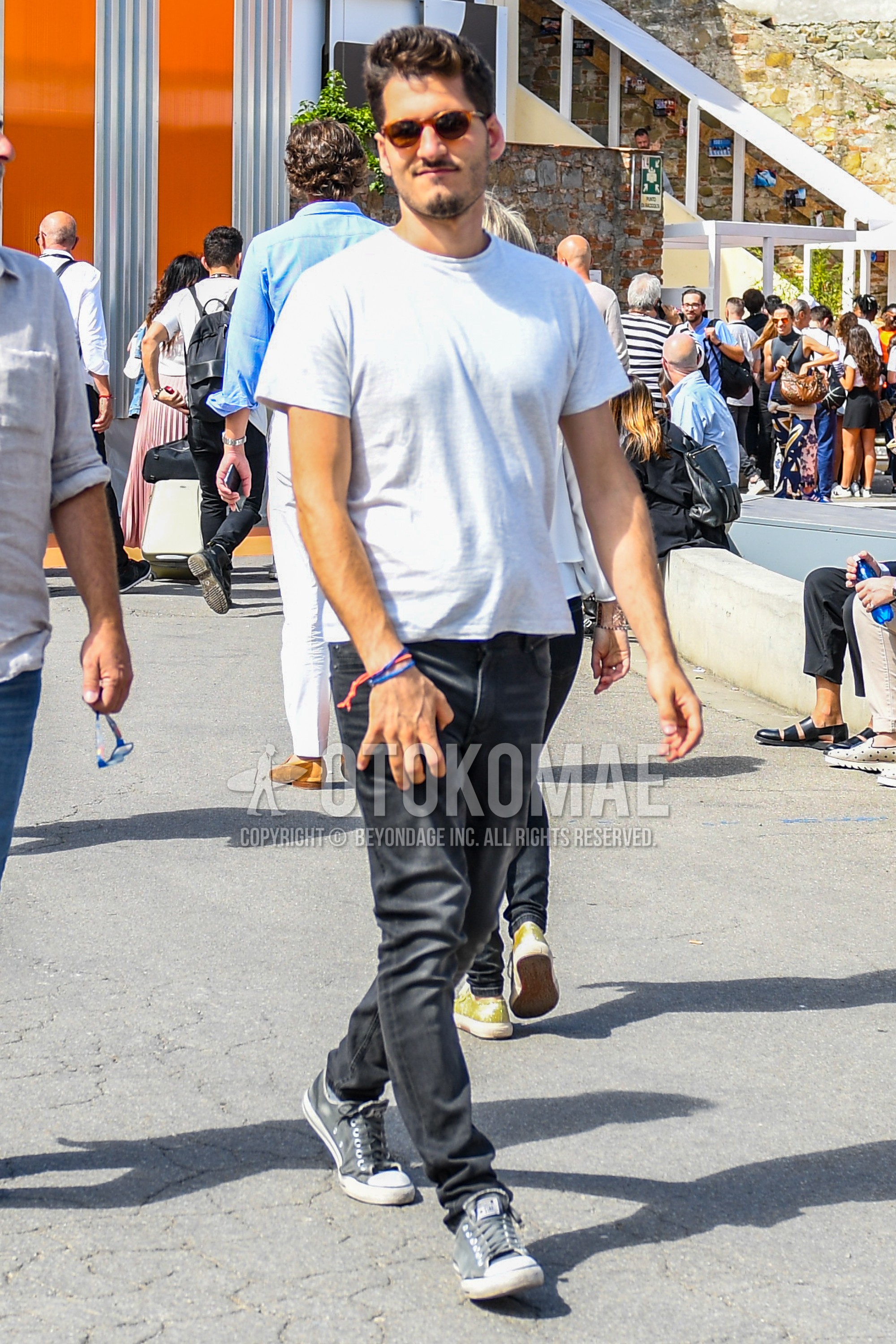 Men's summer outfit with plain sunglasses, white plain t-shirt, gray plain denim/jeans, gray low-cut sneakers.