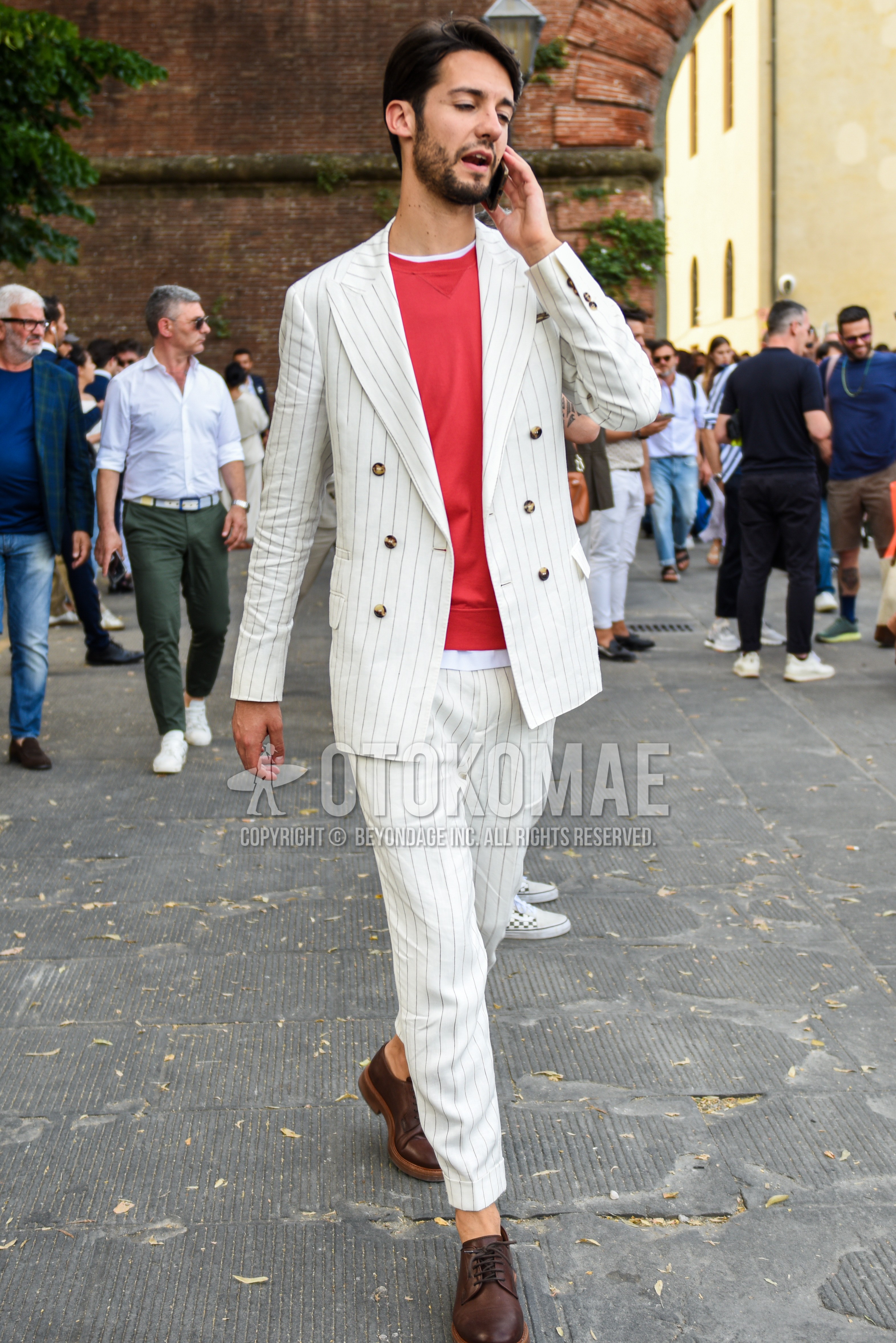 Men's spring summer autumn outfit with red plain sweatshirt, brown plain toe leather shoes, white stripes suit.