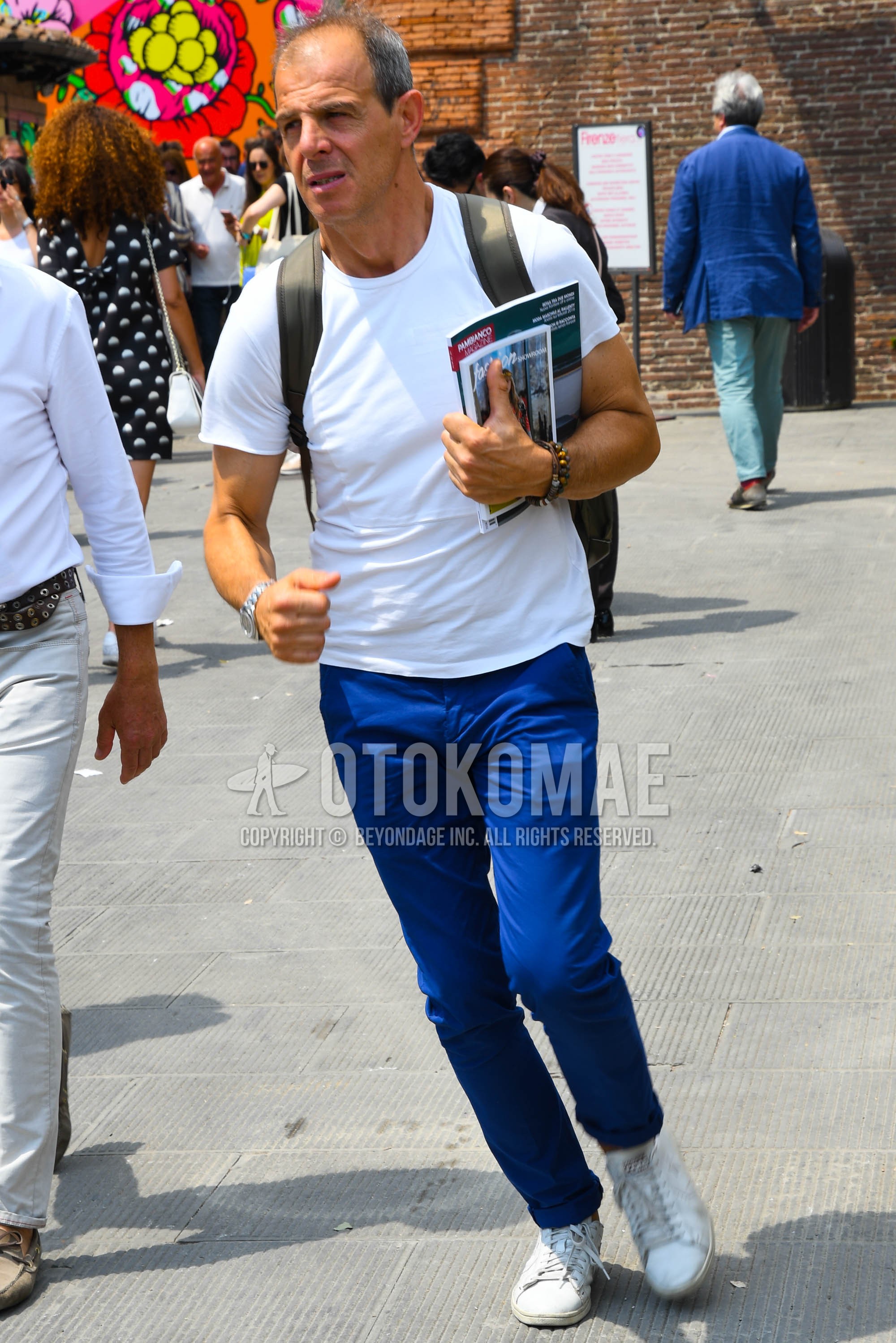 Men's summer outfit with white plain t-shirt, blue plain cotton pants, white low-cut sneakers.